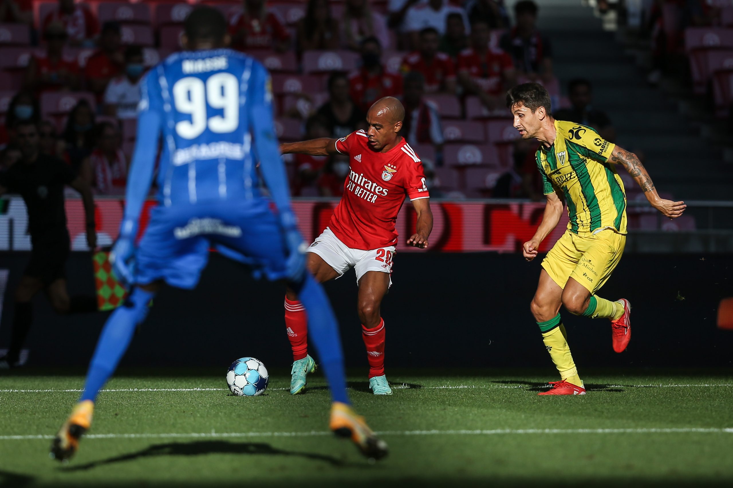 João Mário diz que assinar pelo Benfica foi “escolha difícil” mas “acertada”