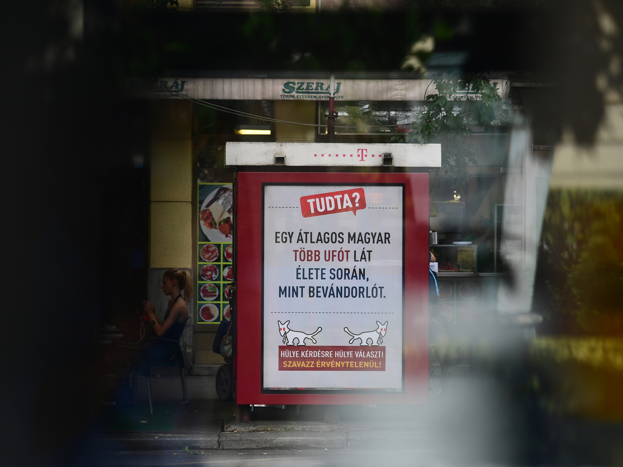 Hungria: guerra de cartazes “apimenta” discussão sobre acolhimento de refugiados