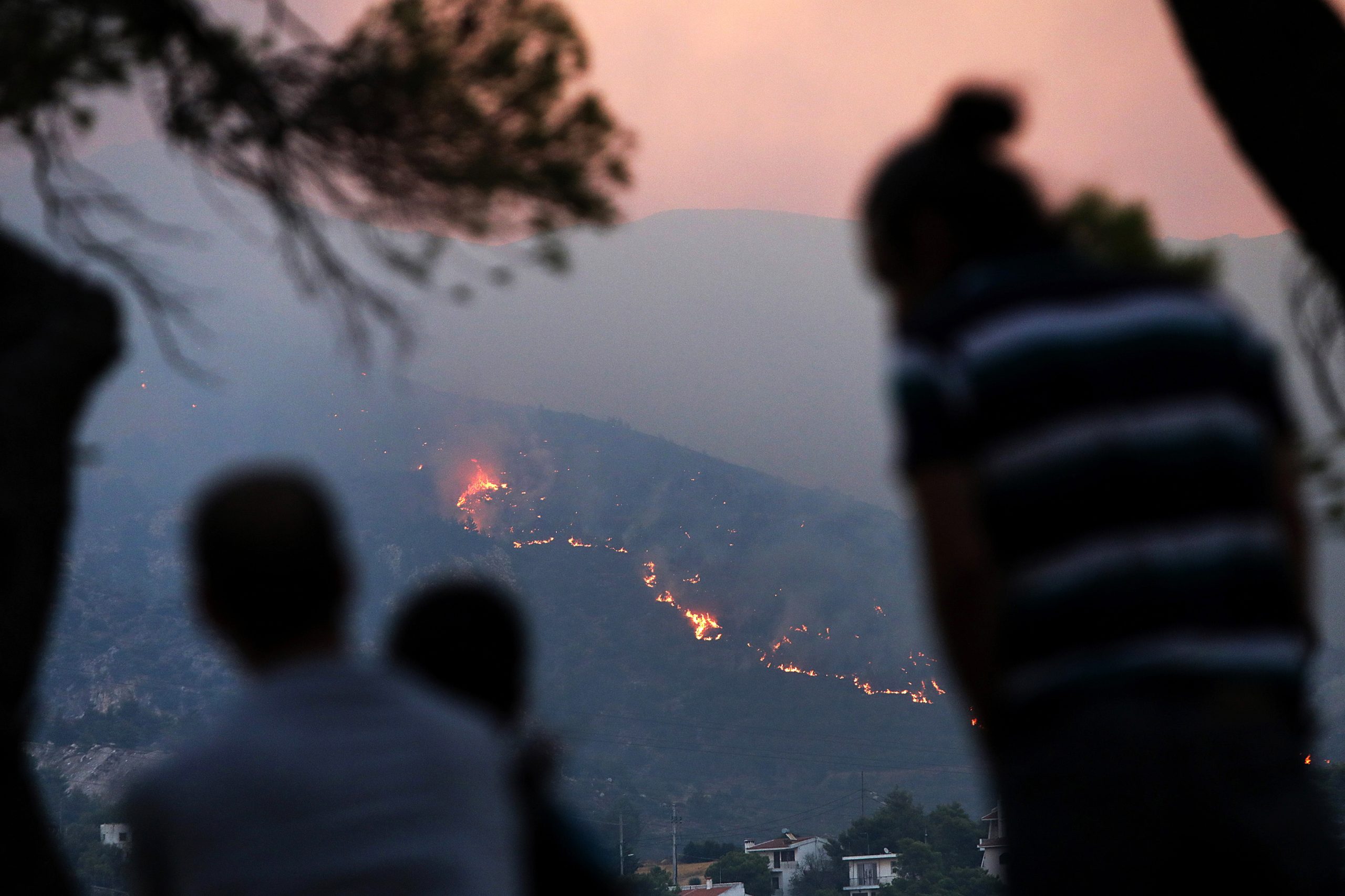 Grécia evacua cidade histórica de Maratona e outras cinco comunidades nos arredores de Atenas devido a incêndios florestais
