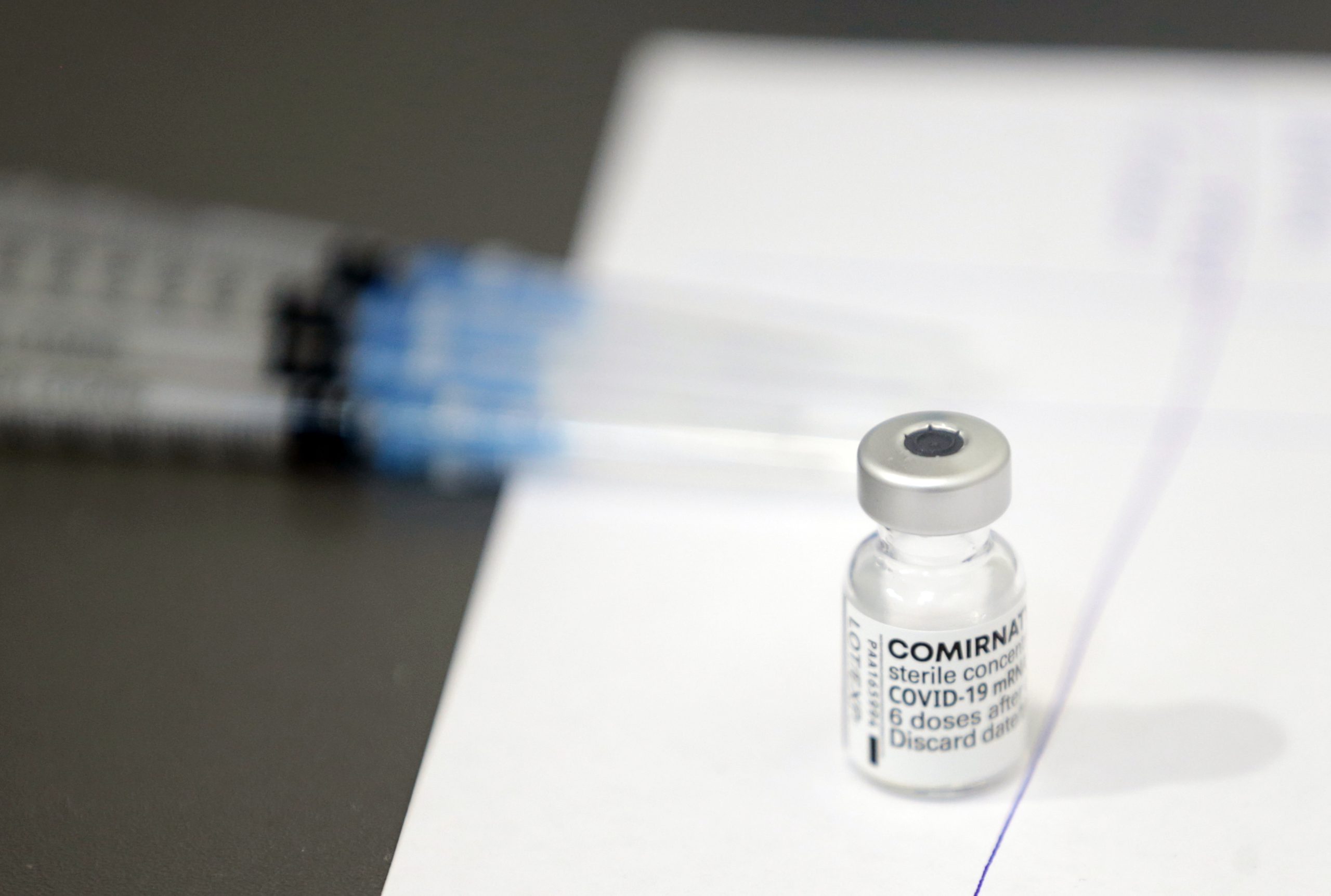 Vacina Pfizer/BioNTech “é eficaz” contra variante Ómicron com três doses