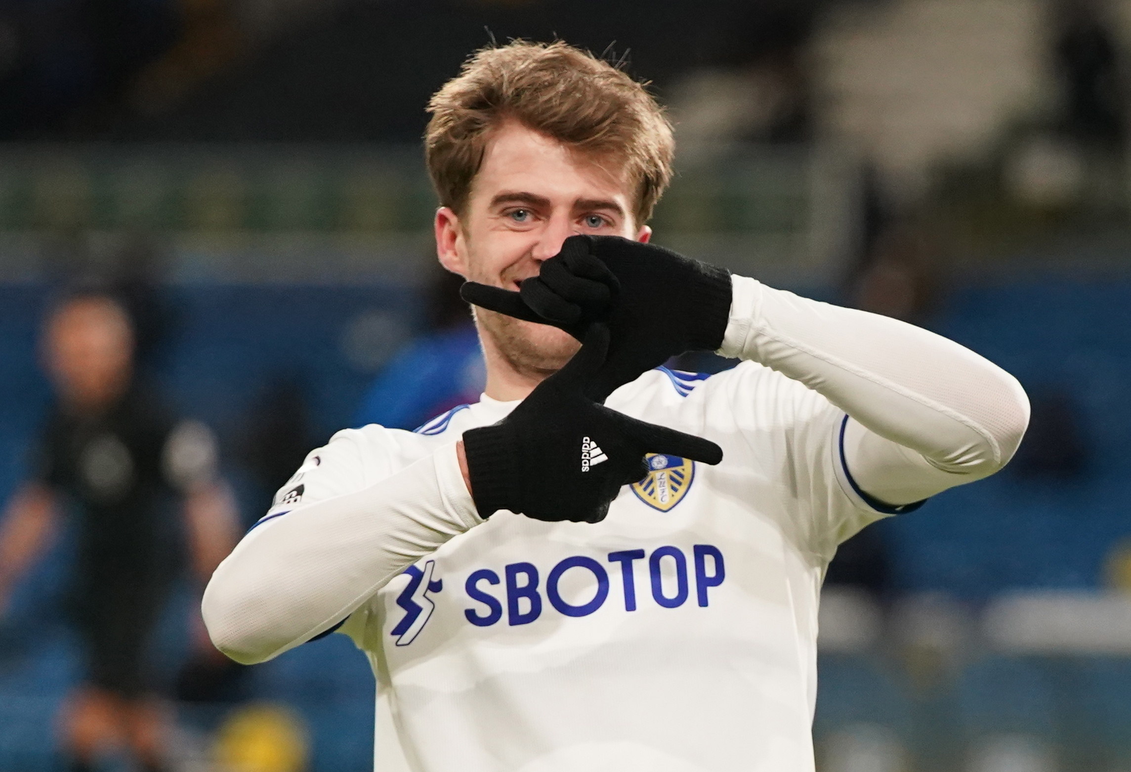 Leeds United vence Crystal Palace e sobe ao 10.º lugar da Premier League