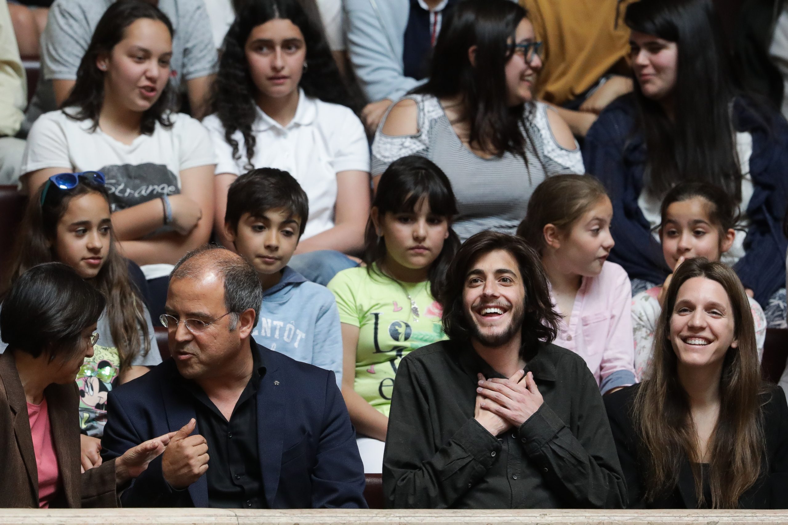 Parlamento aplaude de pé Salvador e Luísa Sobral