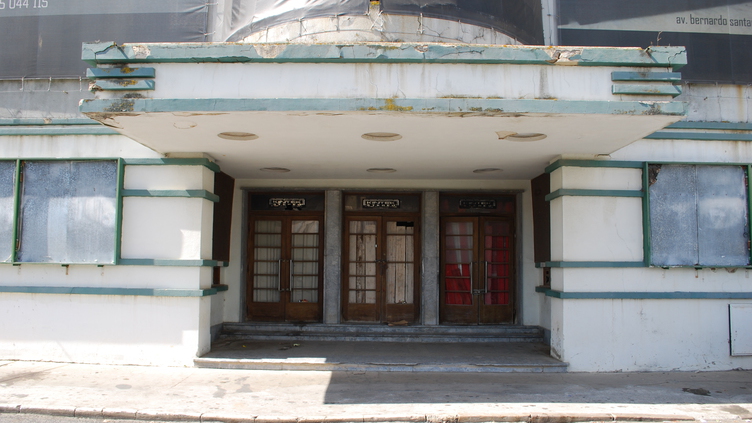 “Flash mob” chama atenção para degradação do Teatro Rosa Damasceno em Santarém