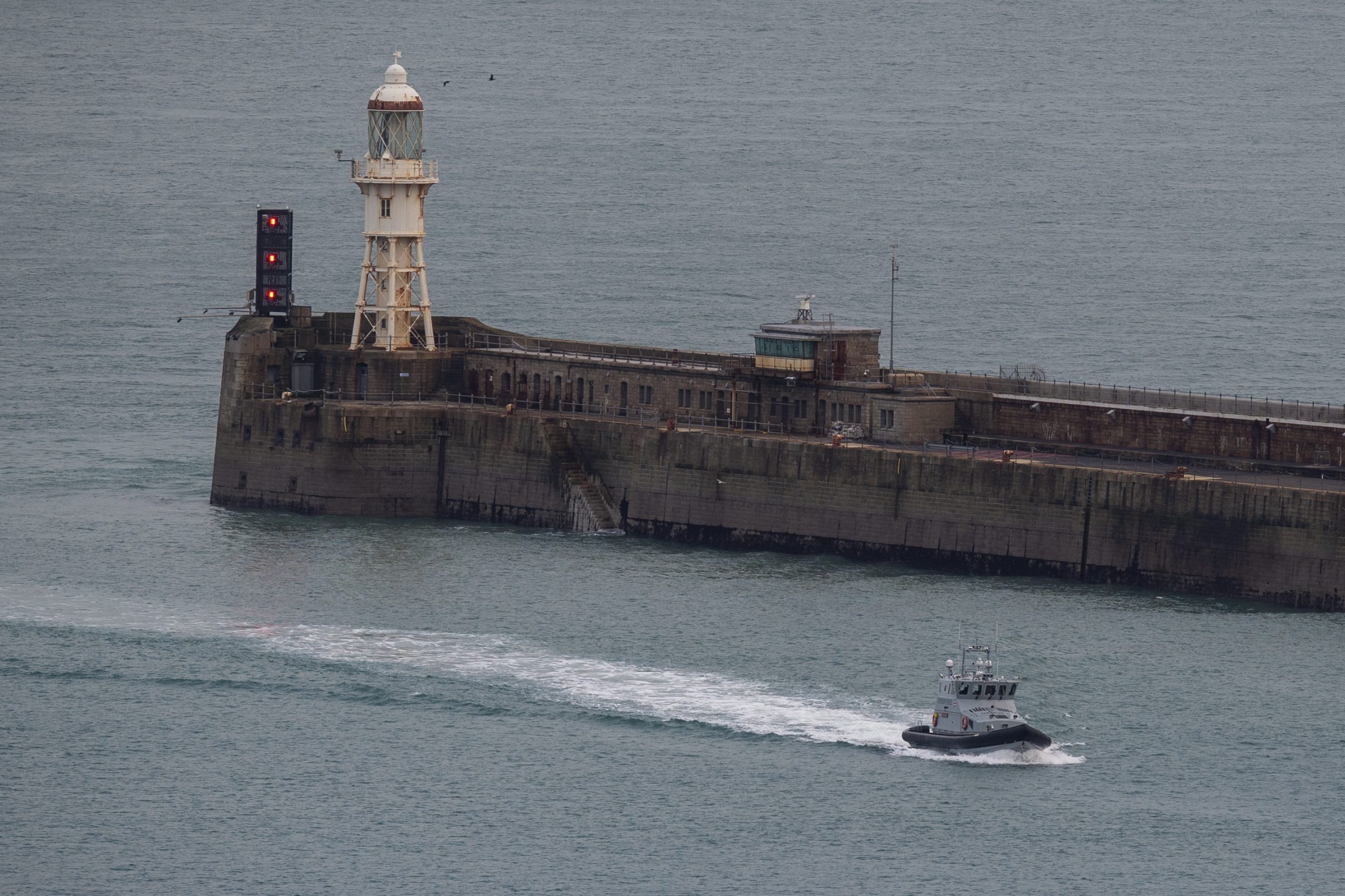 Marinha britânica envia navio para impedir passagem de imigrantes no Canal da Mancha