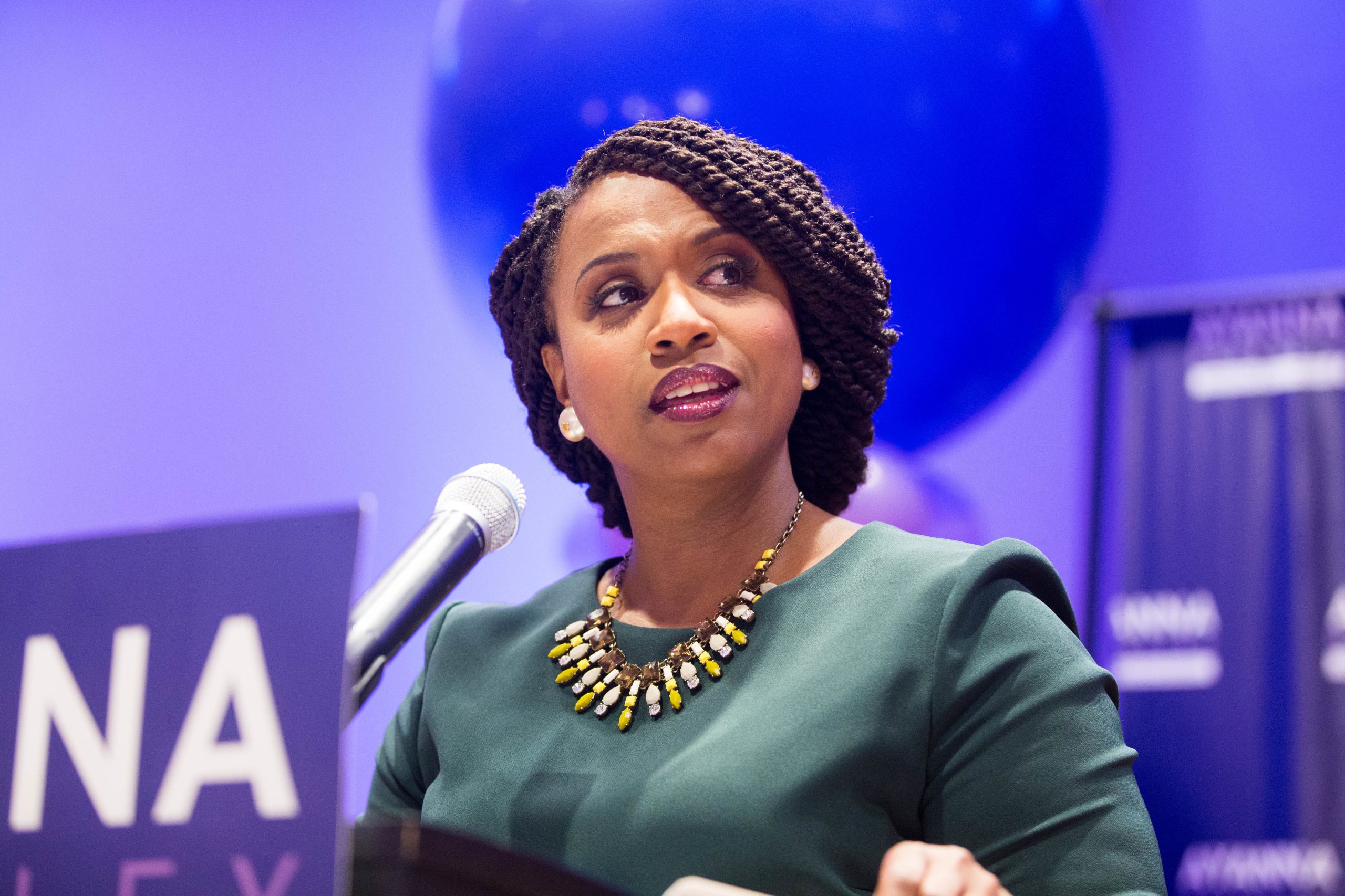 Democrata perto de ser a primeira mulher negra no Congresso eleita pelo Massachusetts