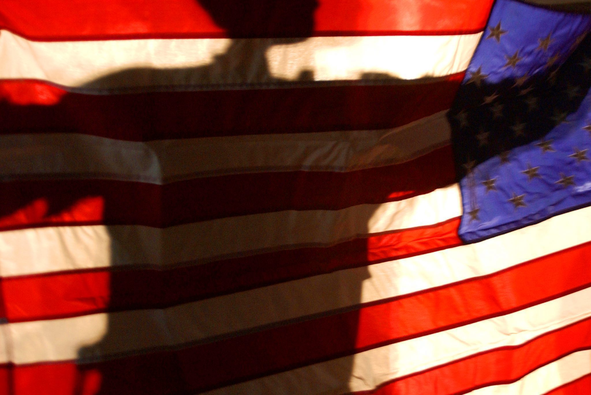 Bandeira norte-americana retirada da embaixada de Cabul