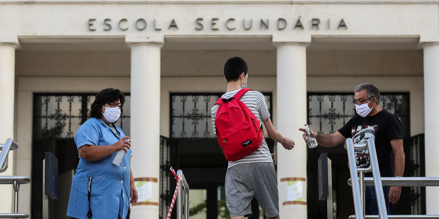 Professores pedem que escolas possam completar também os horários já ocupados