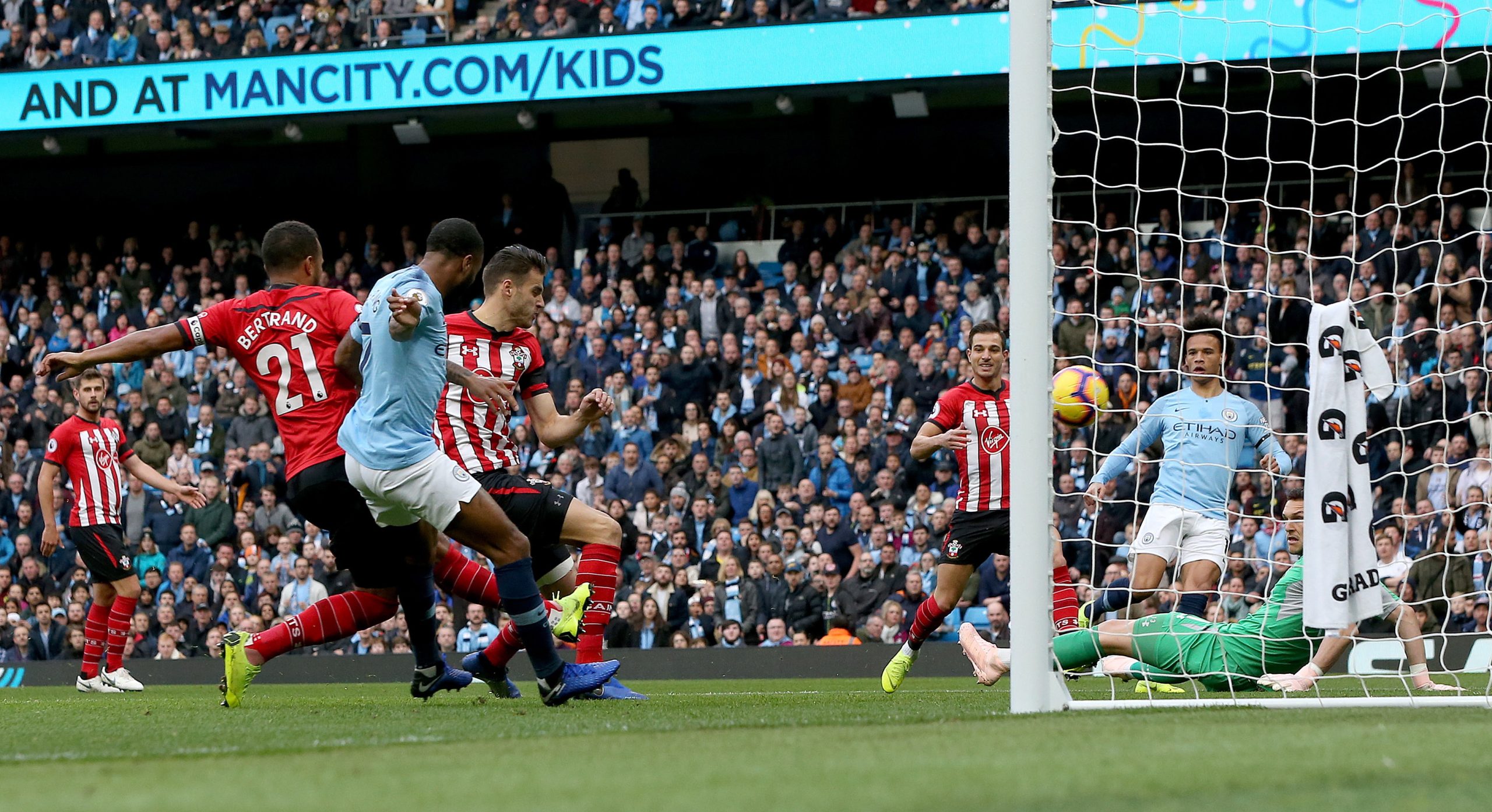 Manchester City lidera isolado em Inglaterra com goleada das ‘antigas’