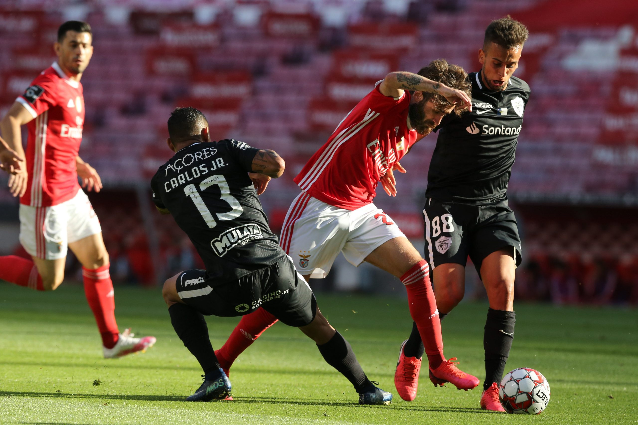 Benfica perde em casa com Santa Clara e pode ver FC Porto fugir na liderança