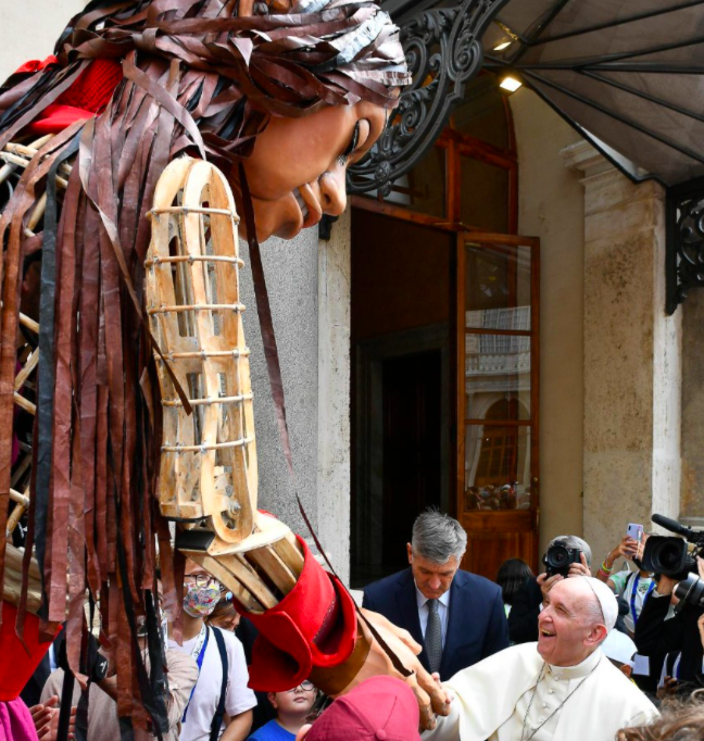 Papa Francisco encontrou-se com Amal, a marioneta gigante que representa uma criança refugiada