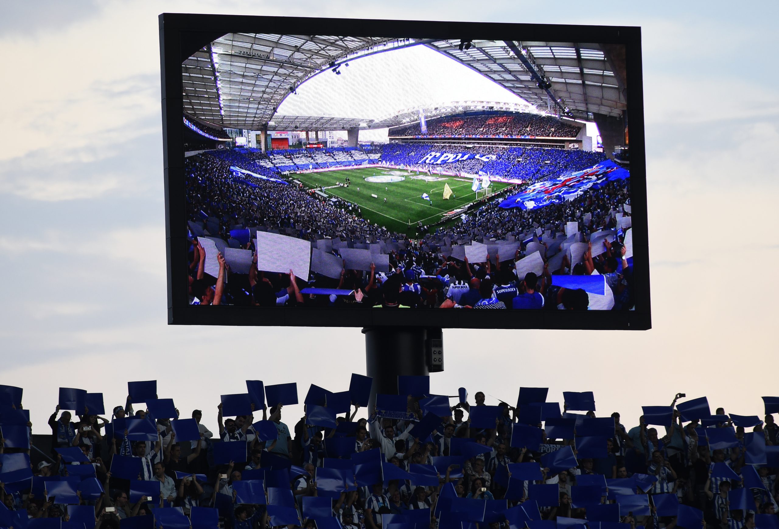 Estádio do Dragão vestido de azul e branco para receber heróis