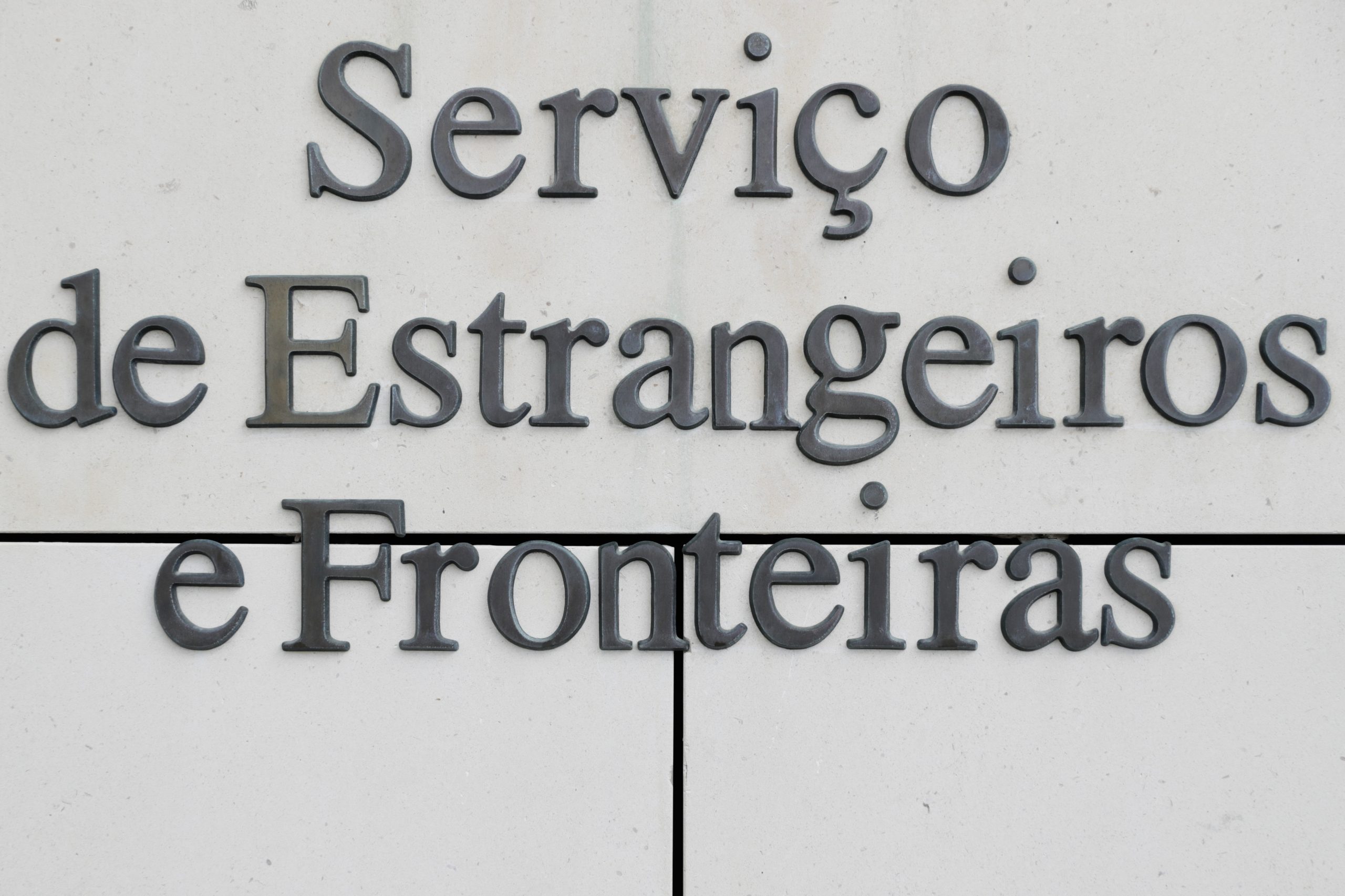 Suspeito de tentar fazer entrar em Lisboa quatro falsos médicos detido no Aeroporto de Lisboa