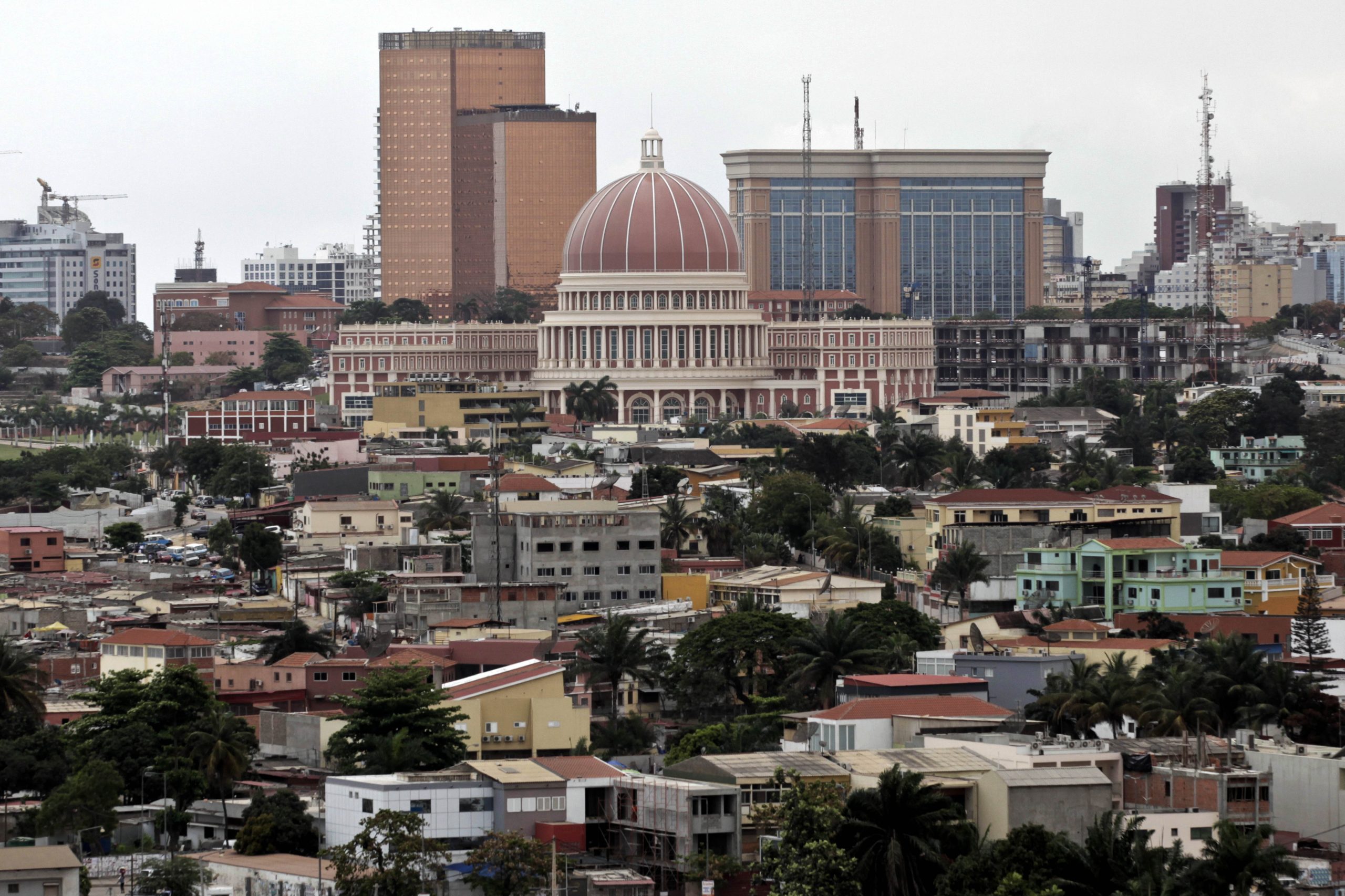 Está a pensar mudar-se para Luanda? Prepare 3 mil euros só para o primeiro mês