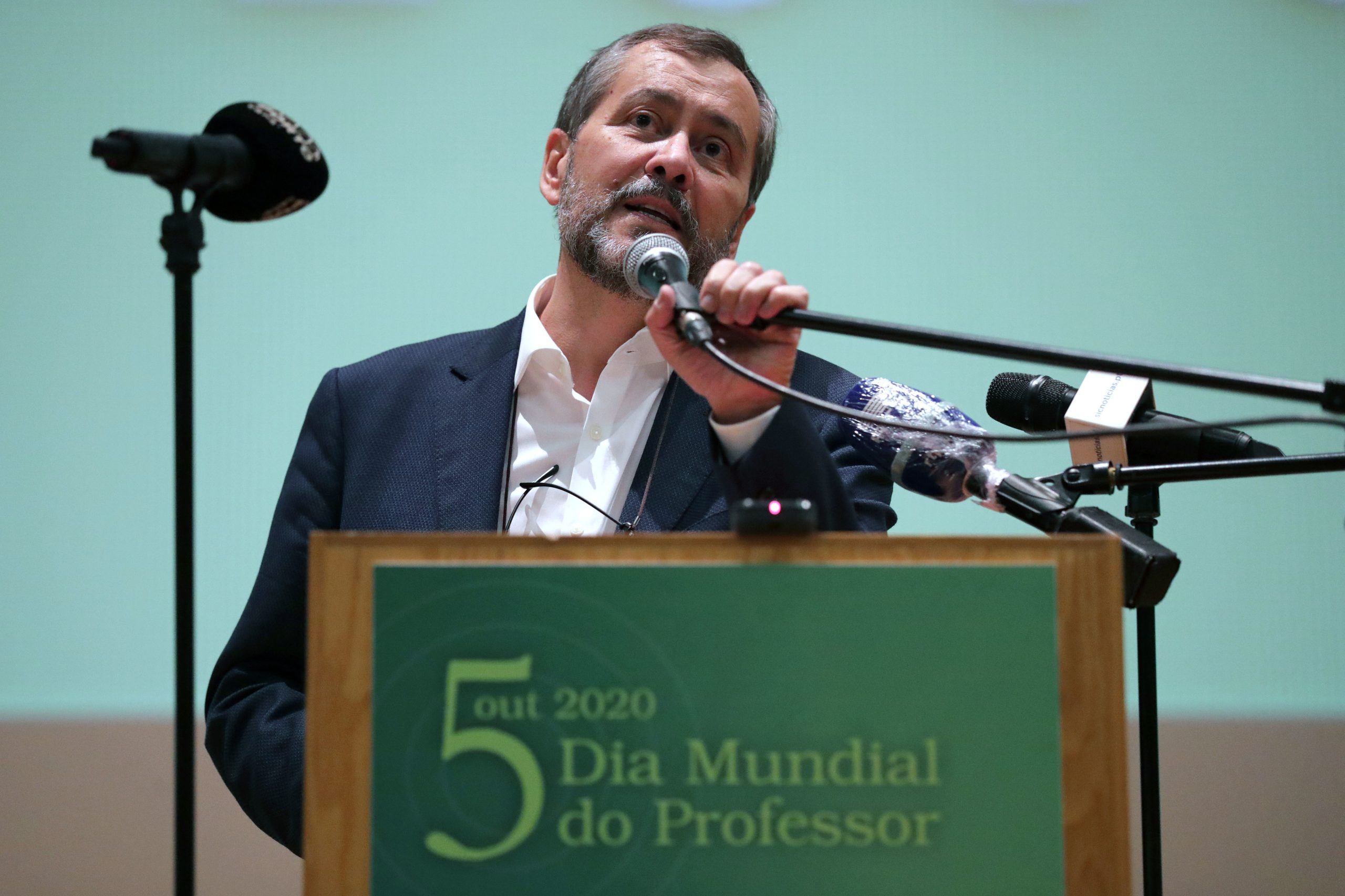 Fenprof acusa tutela de “incompetência” e vai exigir mapa de escolas com casos