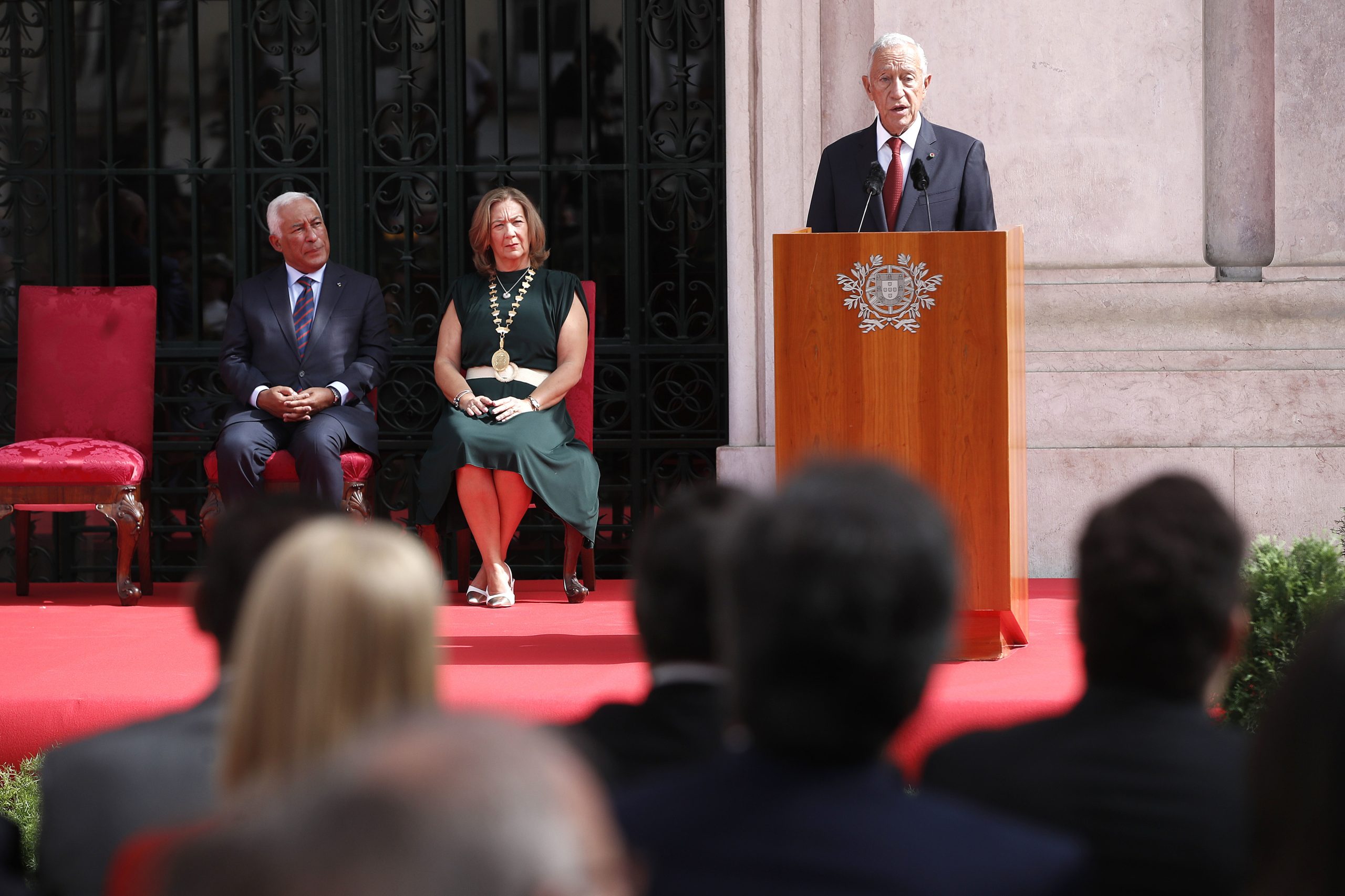 Marcelo recua 100 anos para lembrar que “erros, omissões, incompetências e ineficácias matam a democracia”