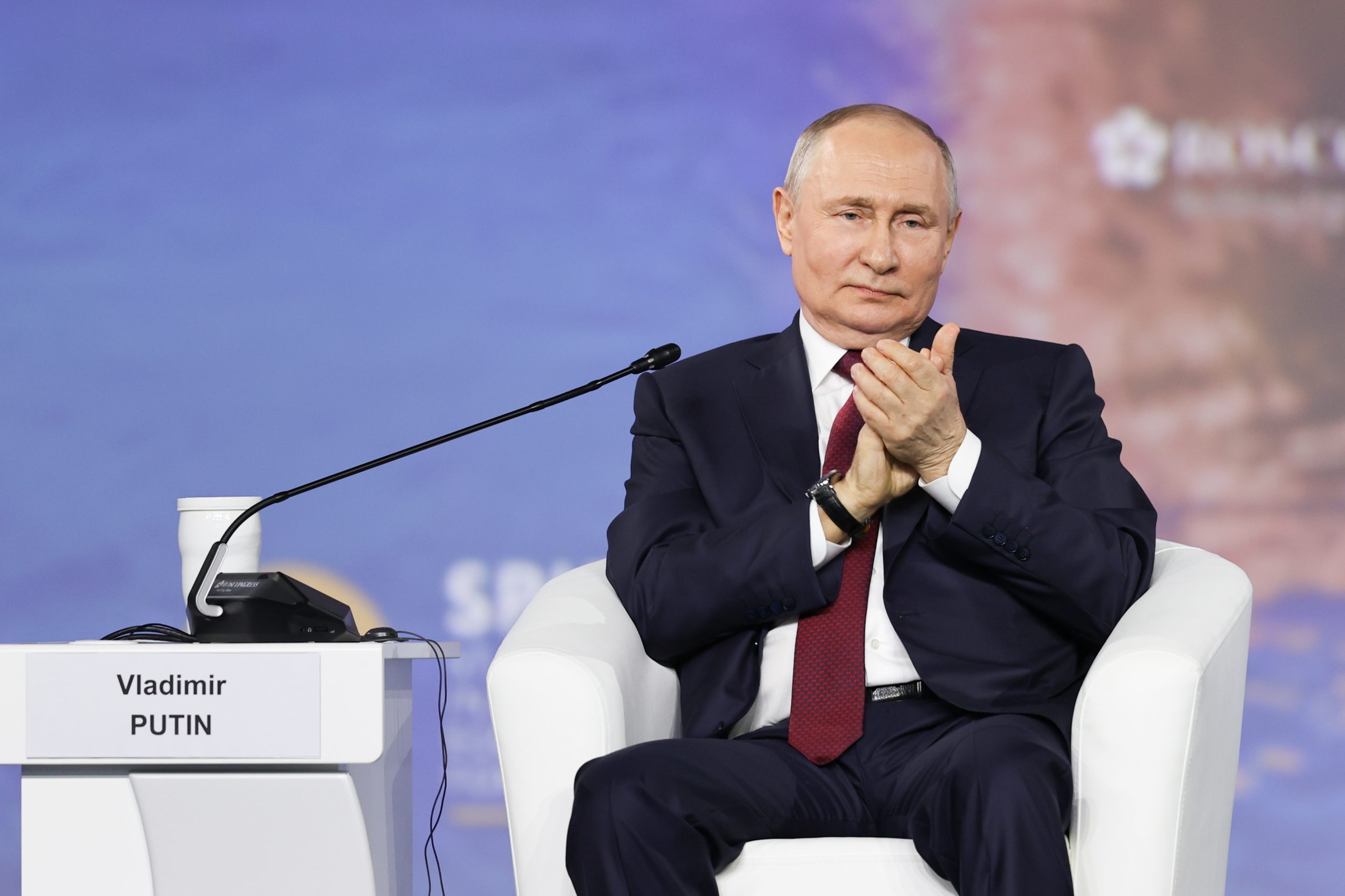 Putin está disponível para diálogo construtivo “com quem quer a paz”