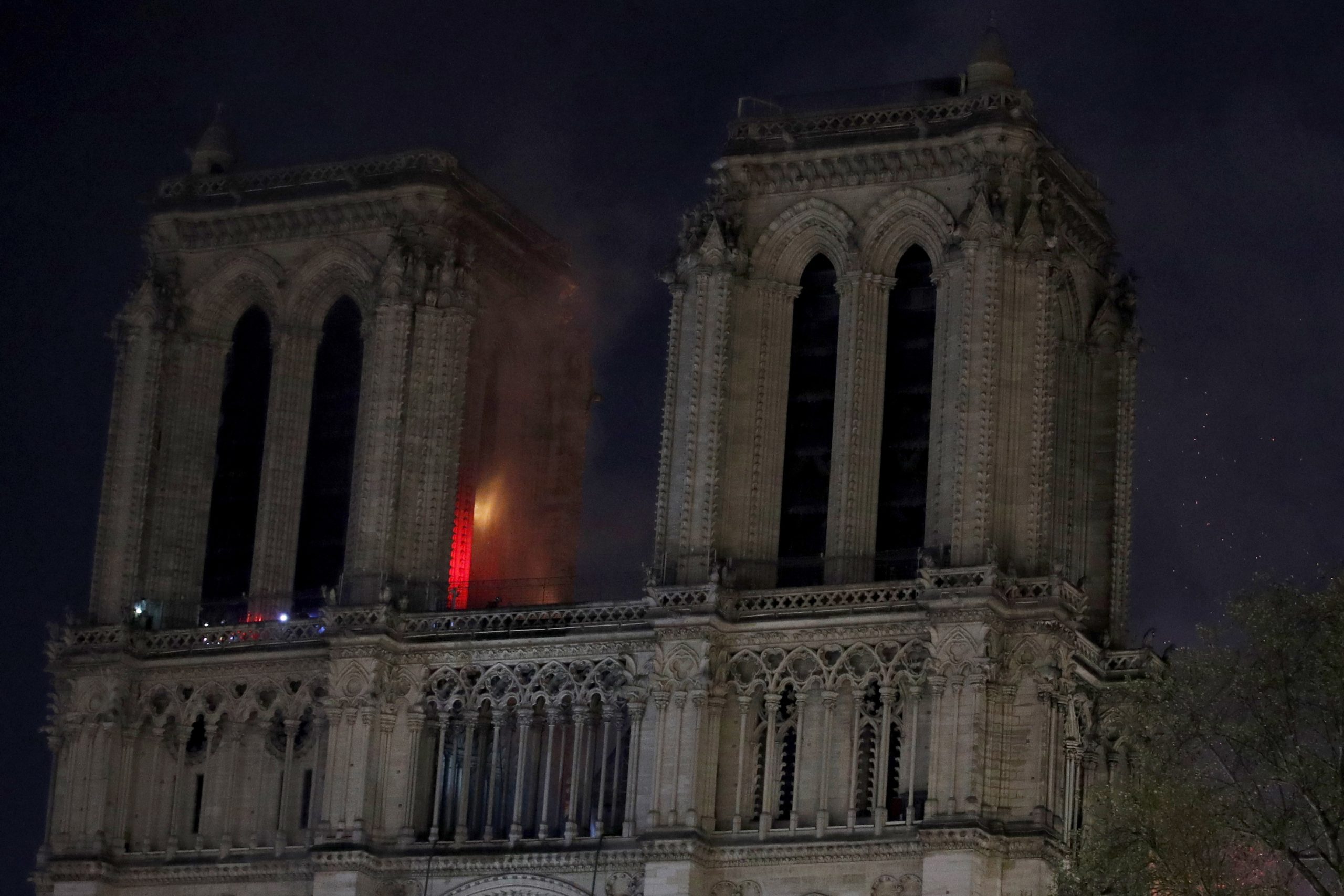 Cinzas da catedral e incredulidade cobrem esta noite Paris