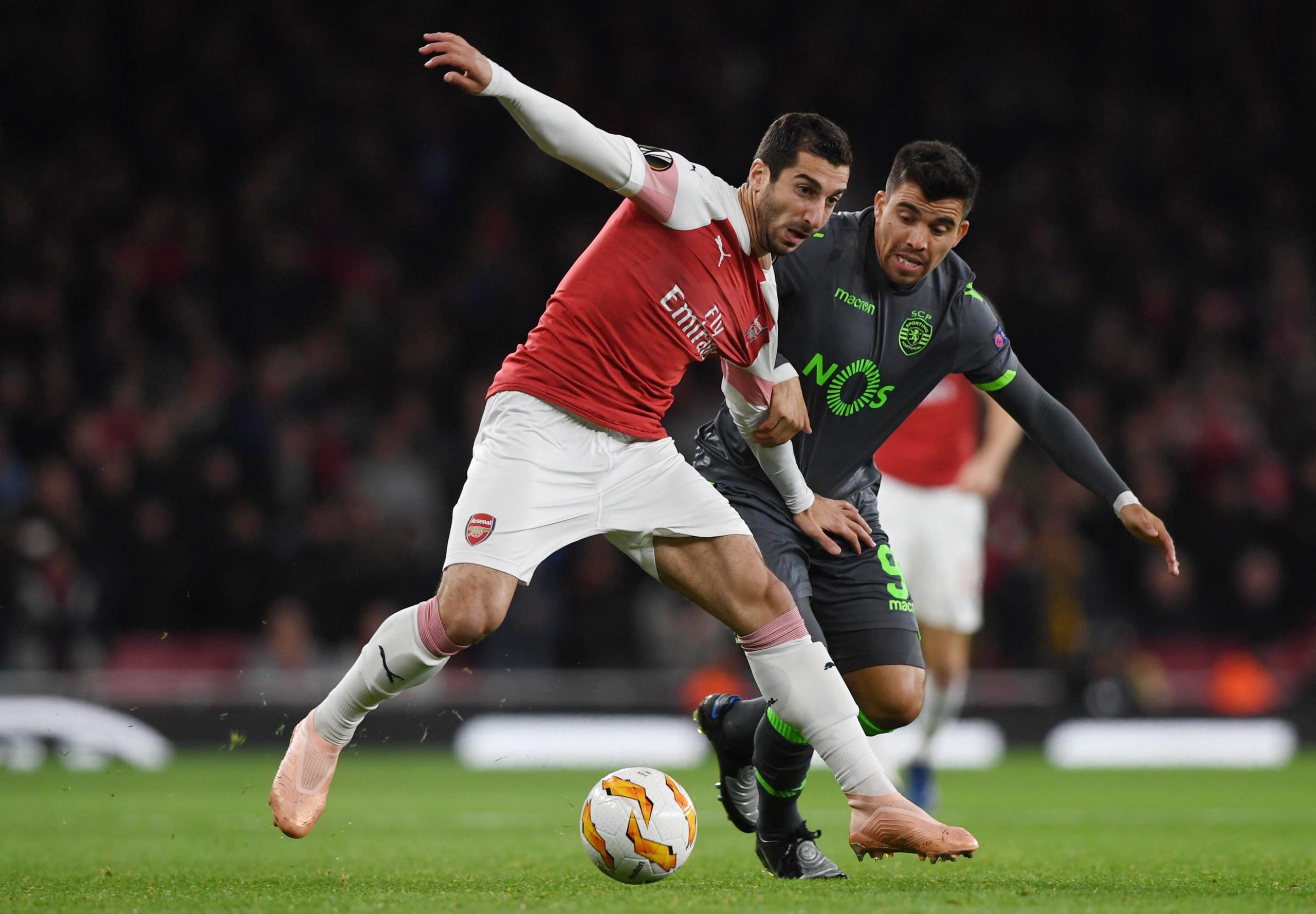 Mkhitaryan desfalca Arsenal durante seis semanas devido a fratura no pé direito