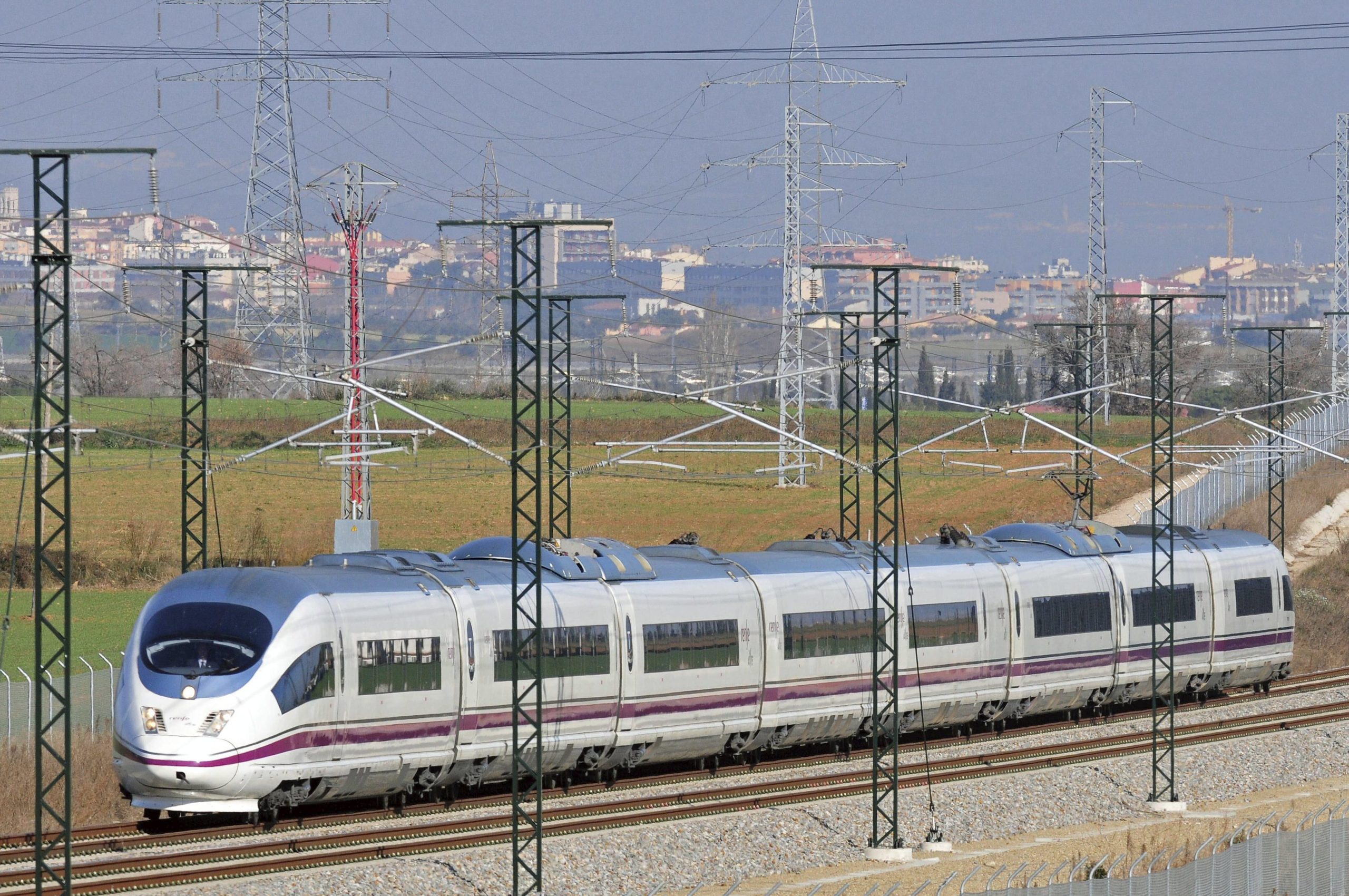 Espanha: Há 1500 pessoas retidas em 5 comboios devido à neve
