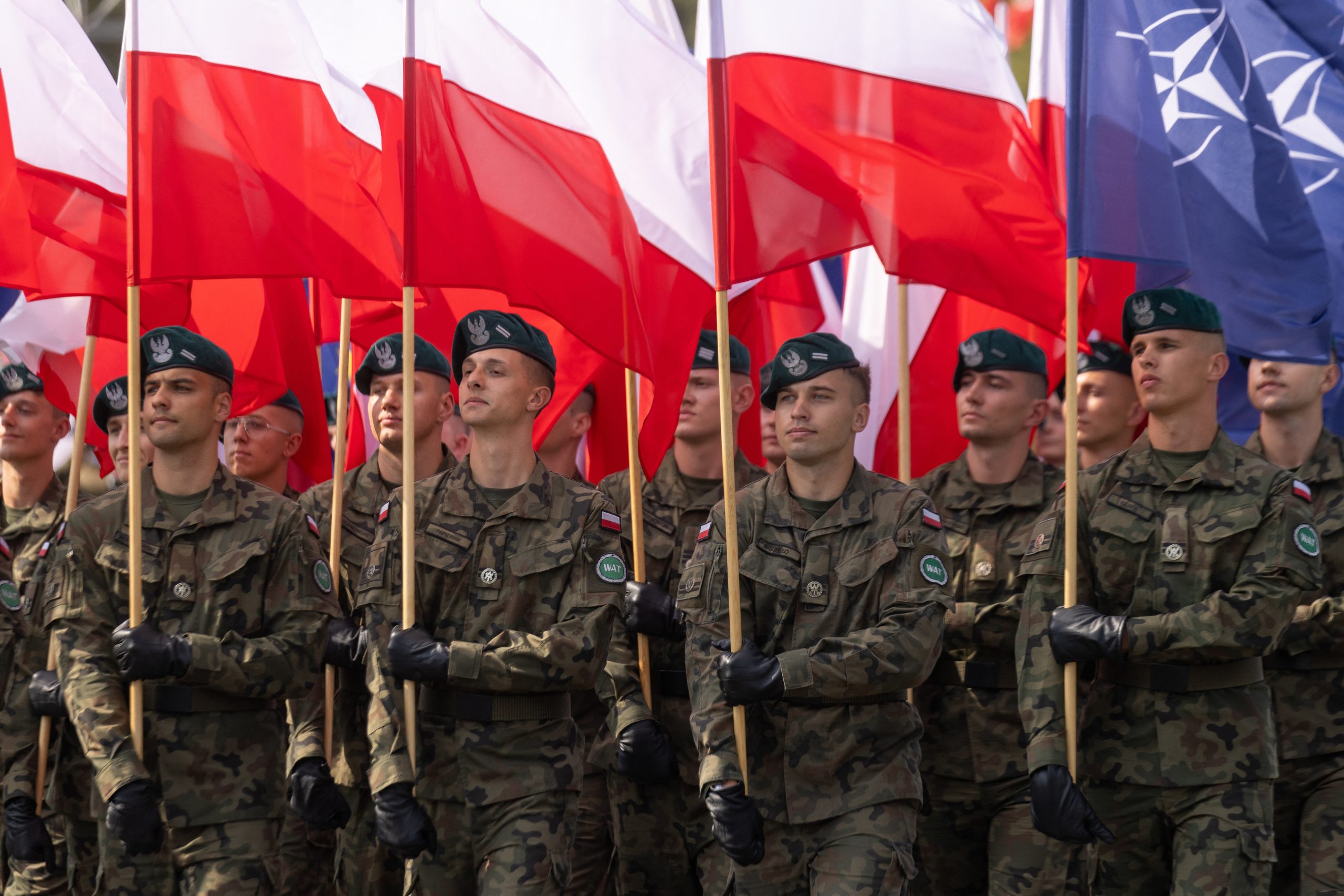 Receios face a falta de segurança na Europa: Polónia planeia treino militar para todos os homens adultos