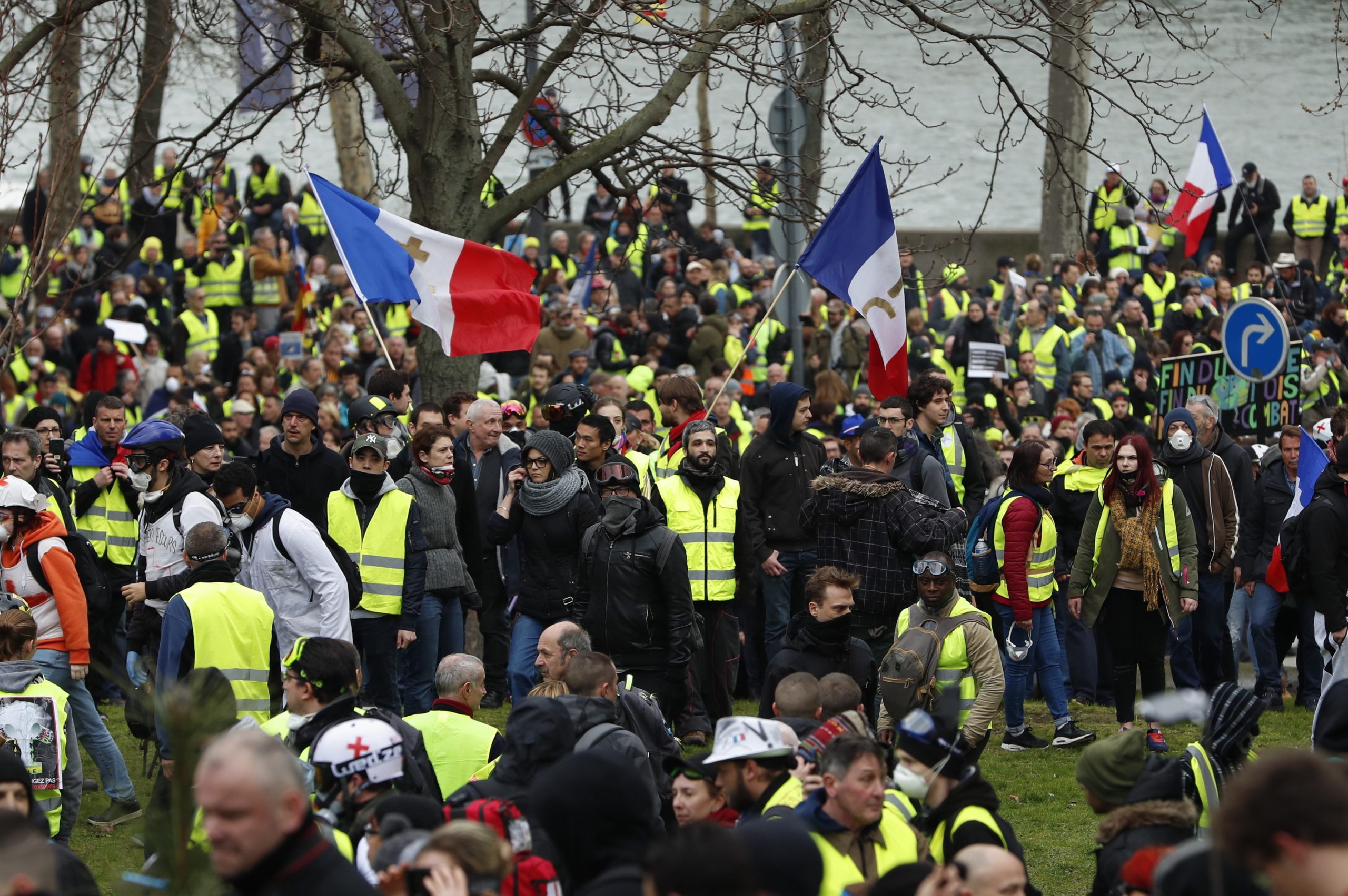 Movimento dos ‘coletes amarelos’ inicia hoje bloqueio de Paris durante três dias