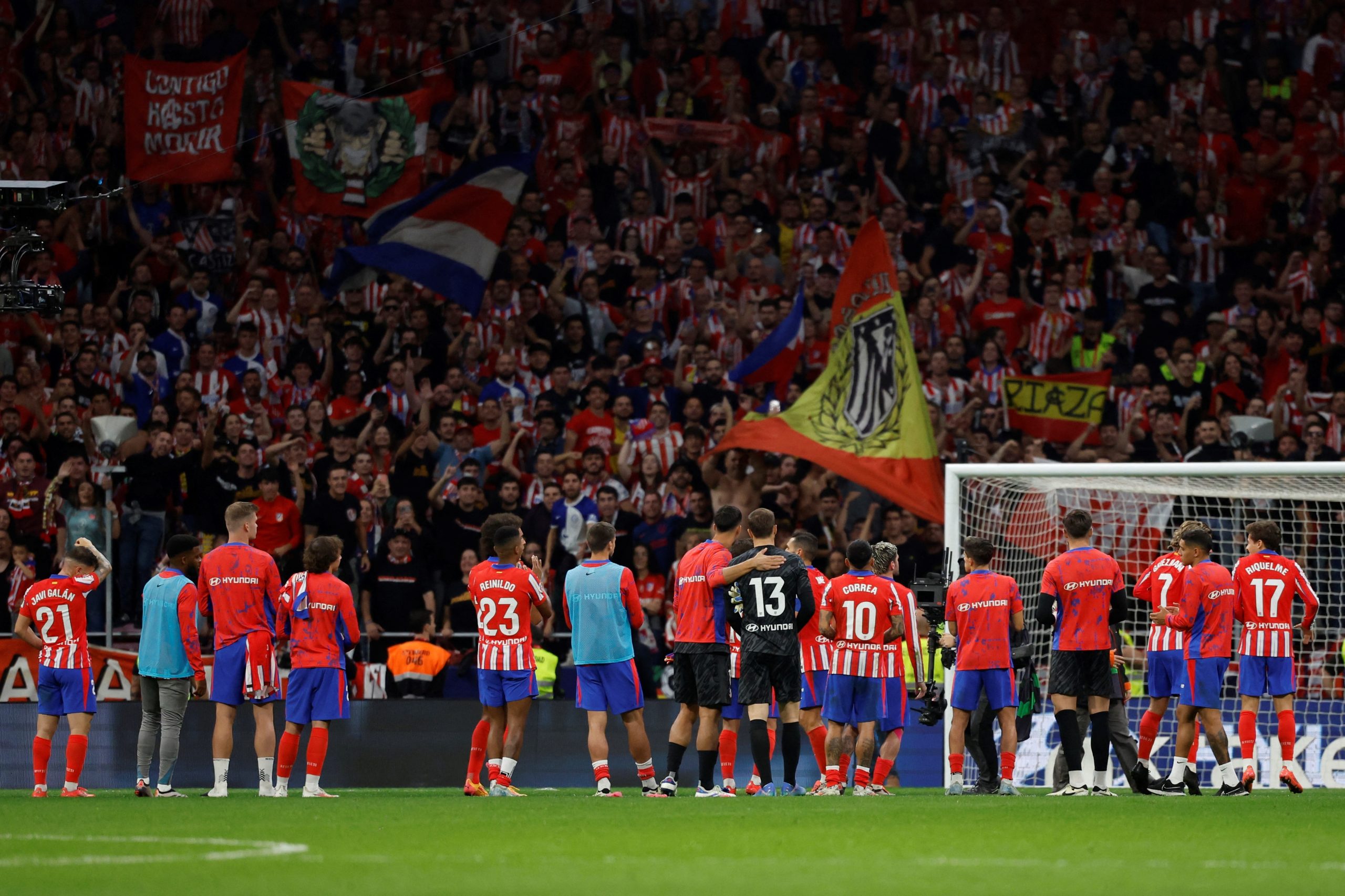 Atlético expulsa adepto que atirou objetos no campo em jogo contra o Real Madrid