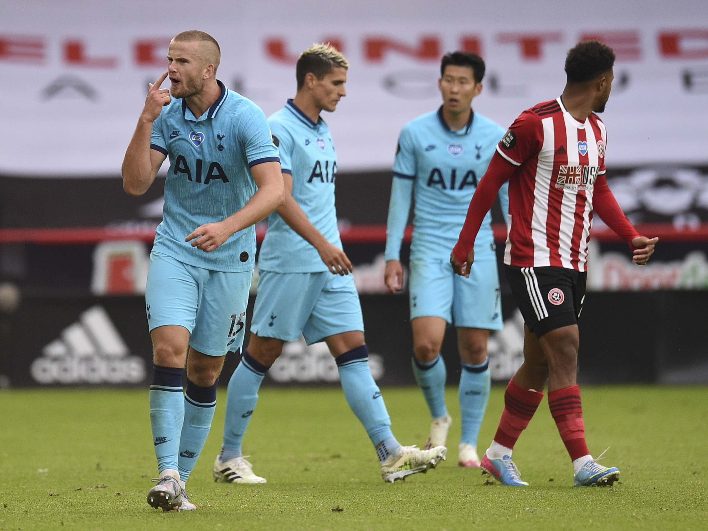 Futebolista Eric Dier foi suspenso por quatro jogos por “conduta imprópria e ameaçadora” depois de subir às bancadas atrás de um adepto