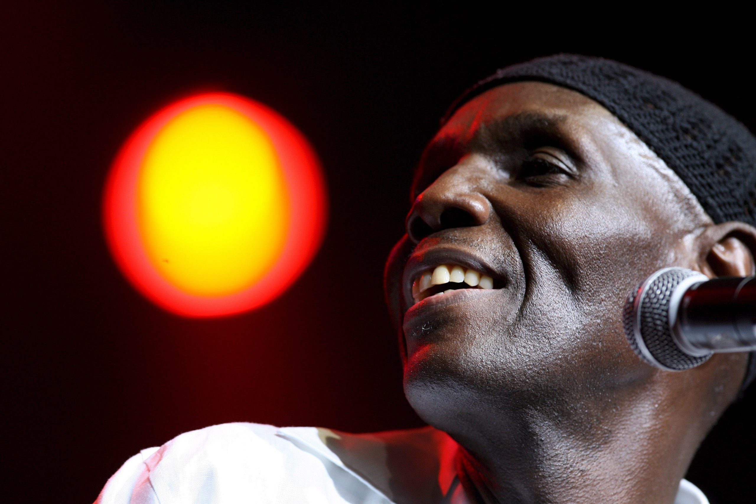 Morreu Oliver Mtukudzi “lenda do jazz” no Zimbabué que tocou em Sines em 2018