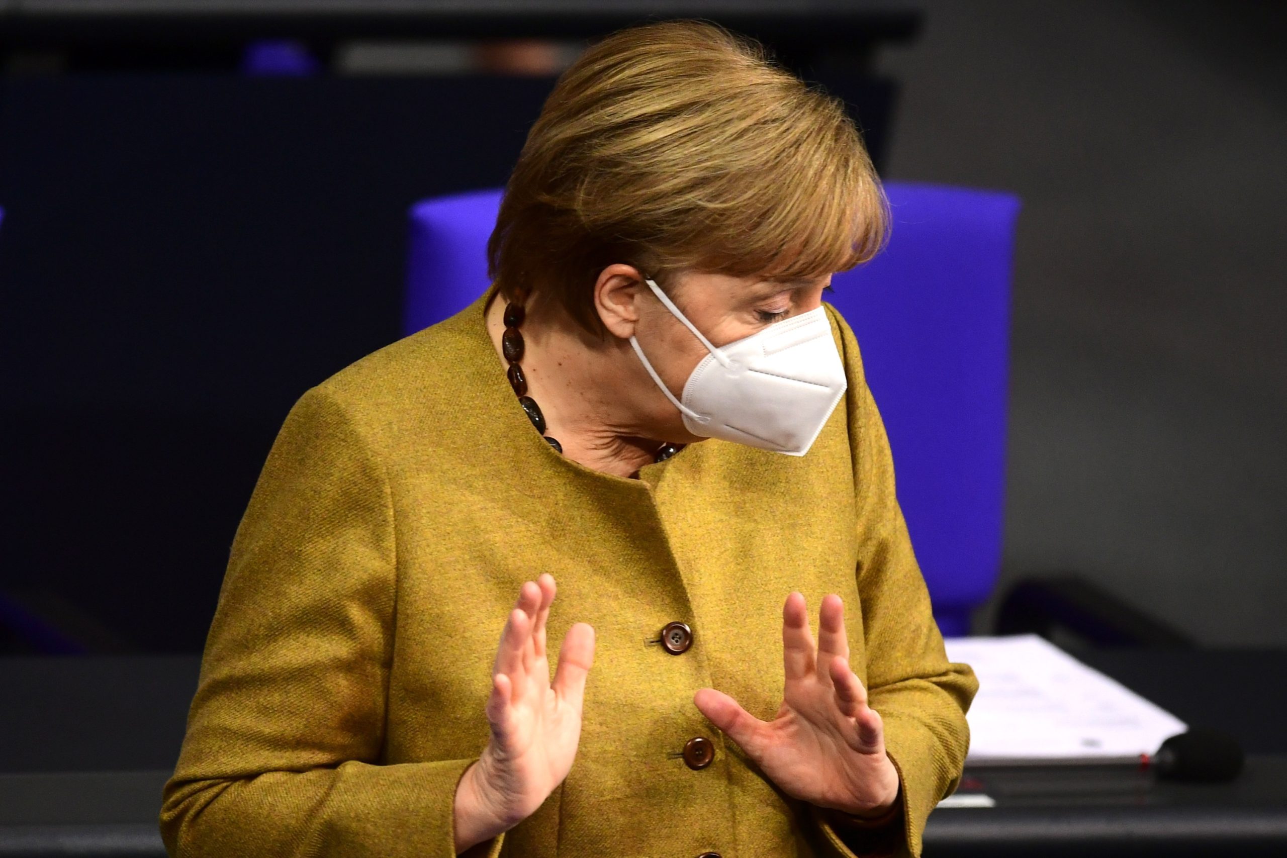 Merkel cede à pressão e aceita levantamento progressivo de restrições na Alemanha