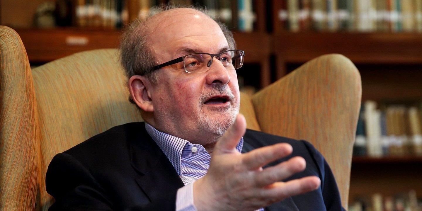 Salman Rushdie operado depois de ataque em palco em Nova Iorque. Agressor já foi identificado