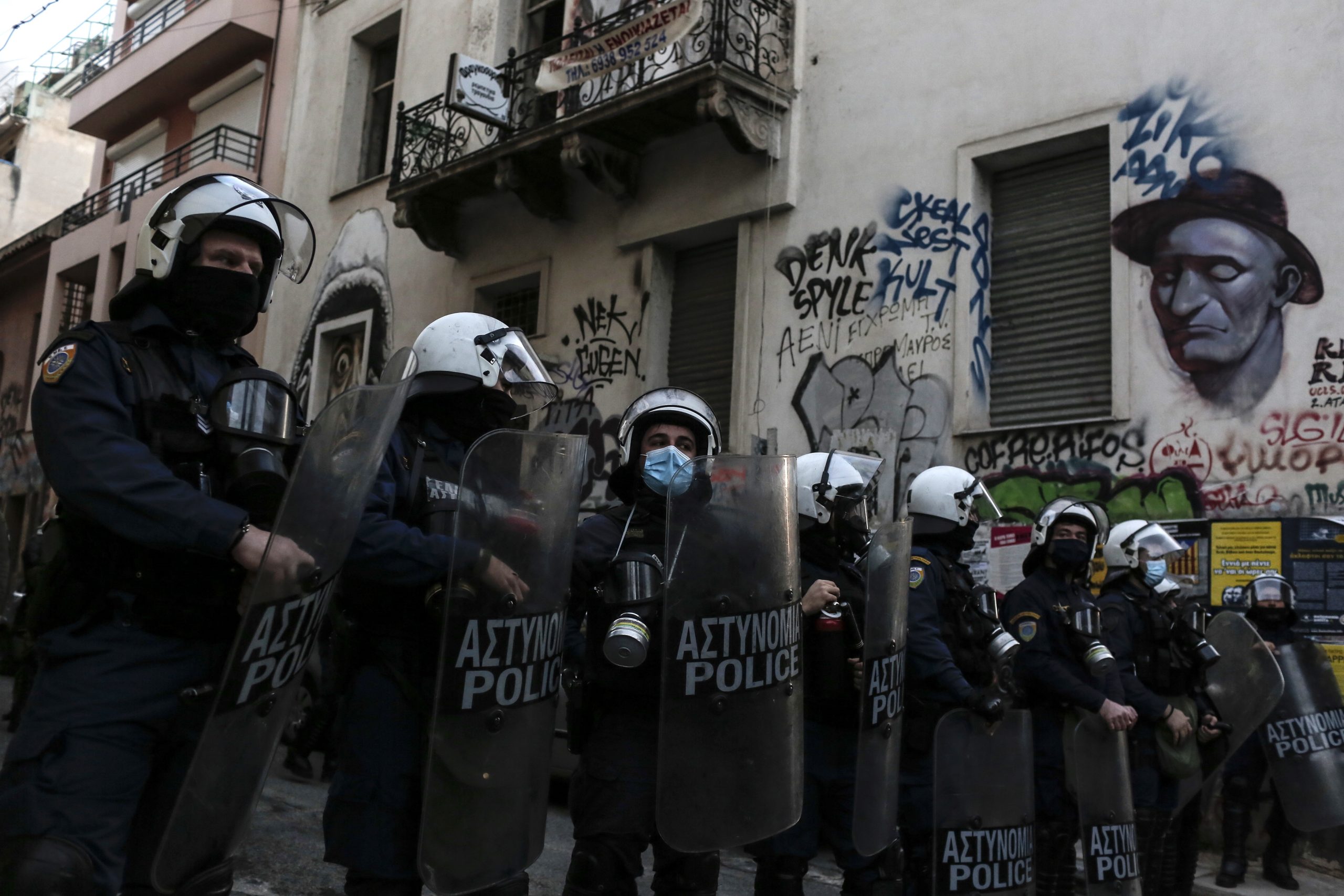 Polícia detém 100 pessoas em Atenas que homenageavam jovem morto em 2008