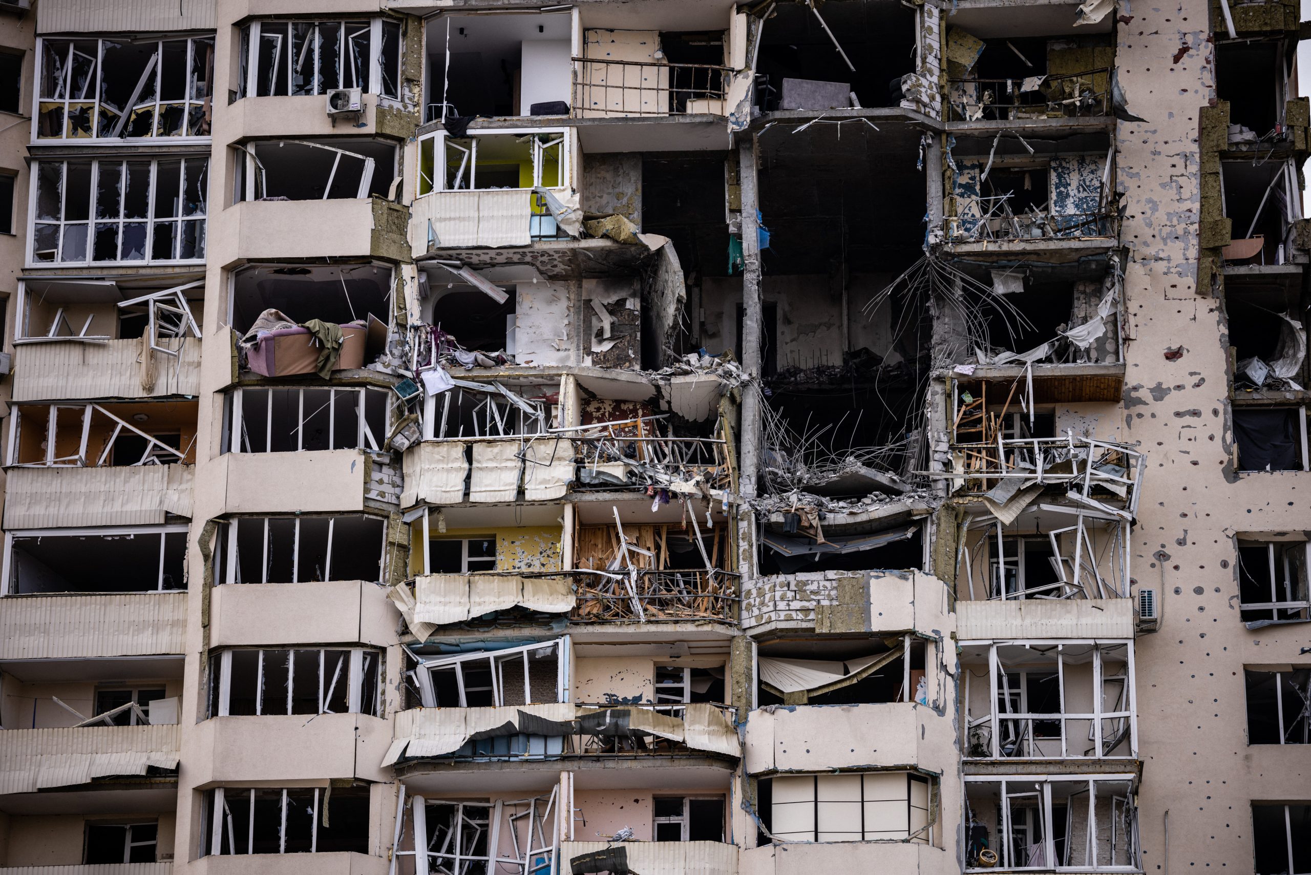 Menina morre de desidratação em ruínas de casa bombardeada em Mariupol