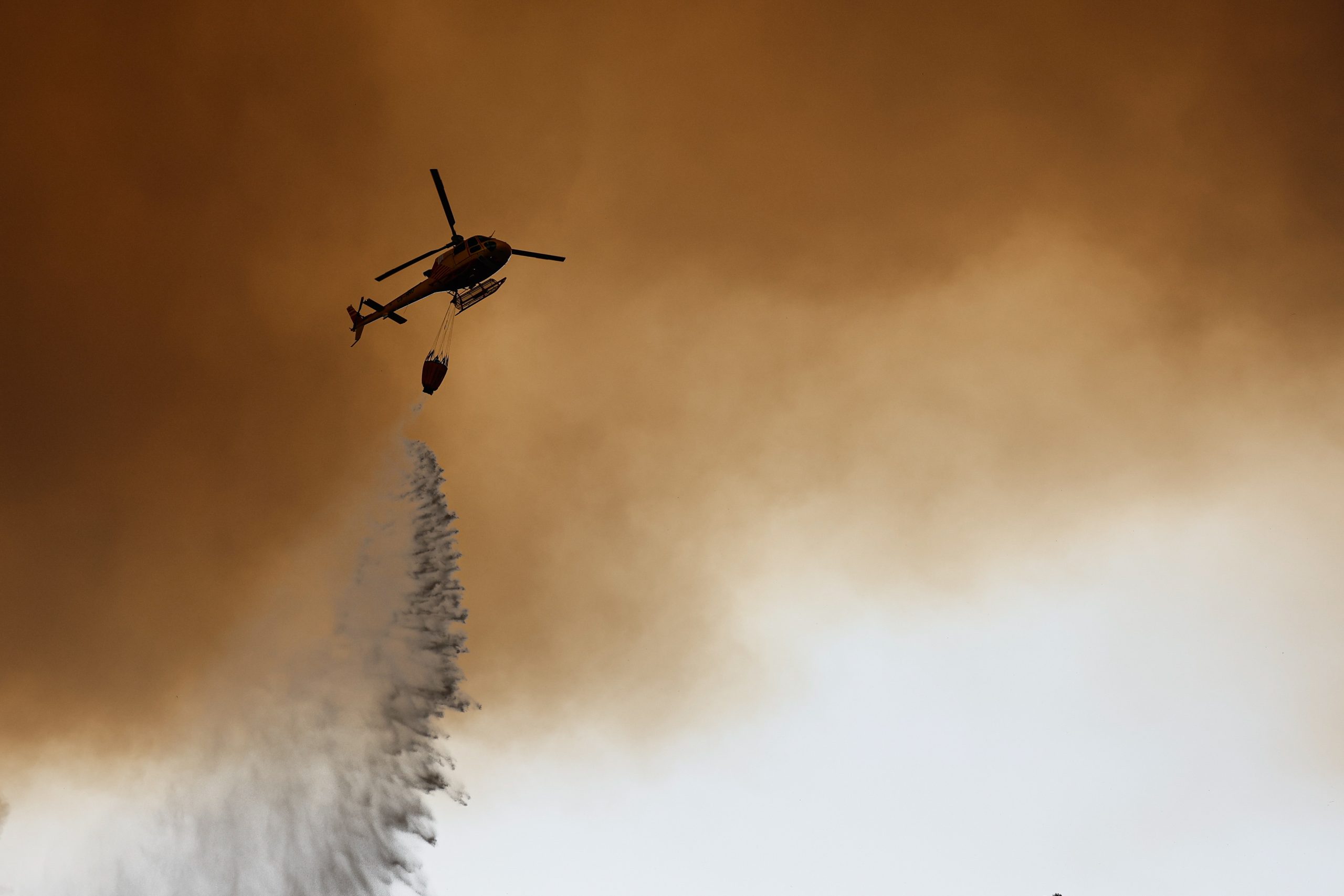Onze meios aéreos e 245 operacionais combatem incêndio em Ourém