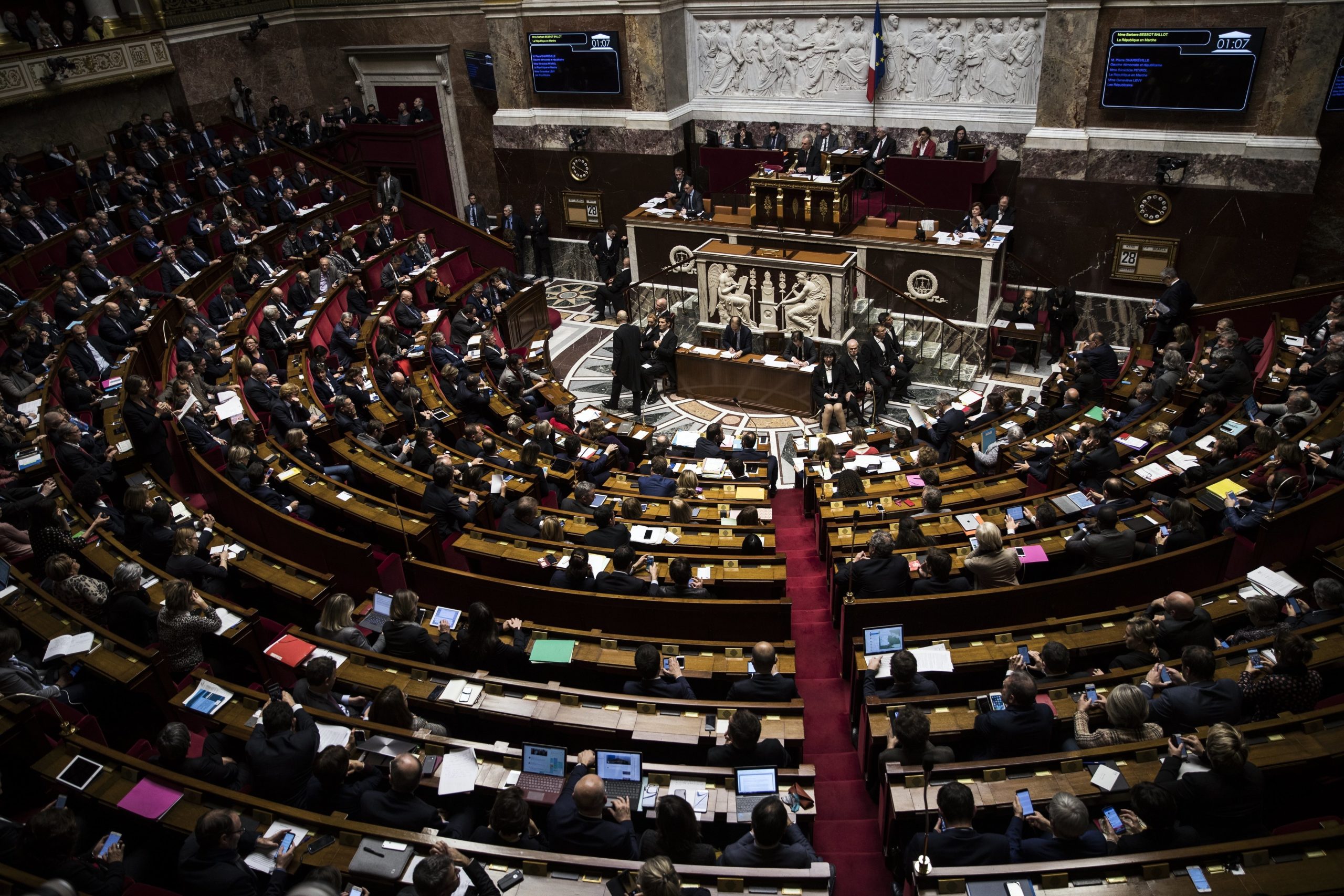 Parlamento francês adota projeto de lei contra violência sexista e sexual