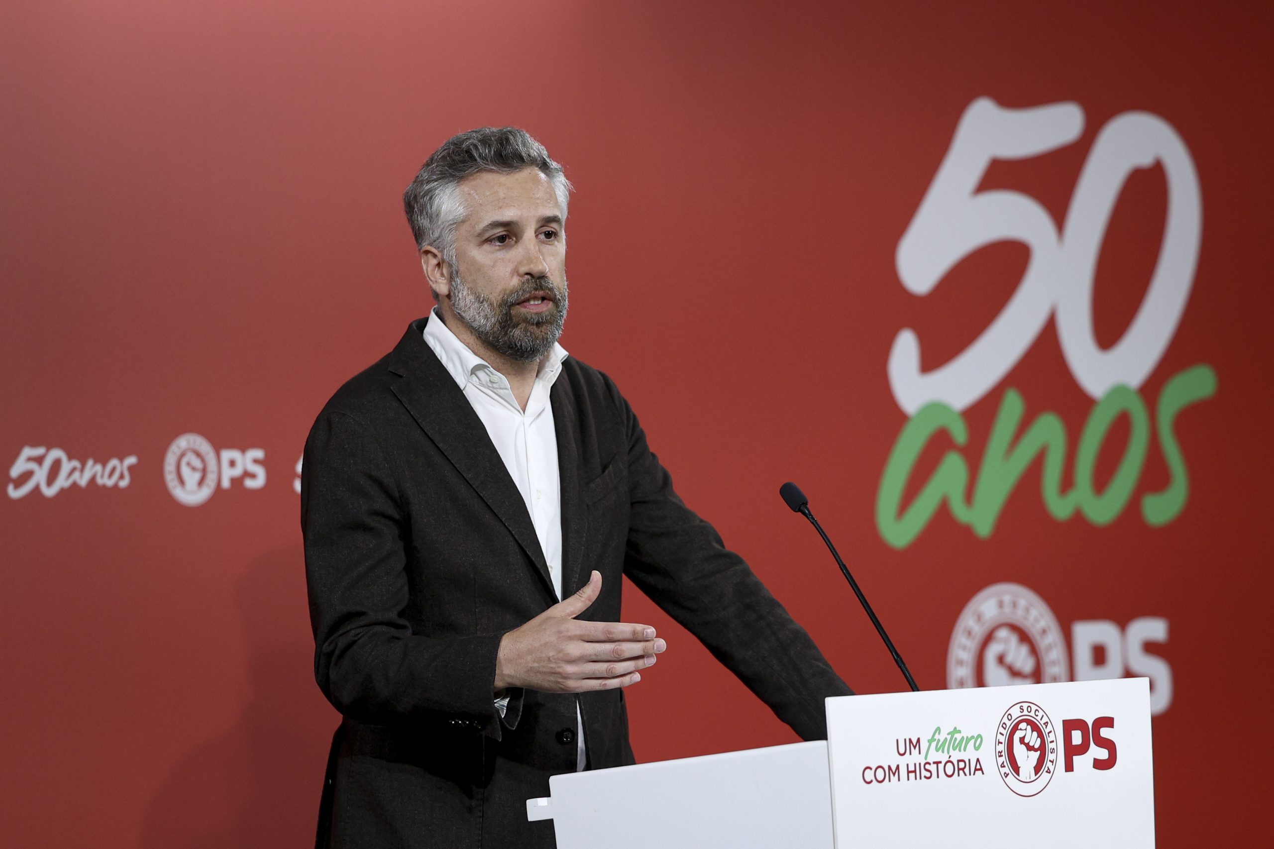 Pedro Nuno Santos acusa Governo de estar em campanha permanente e simular diálogo sobre habitação
