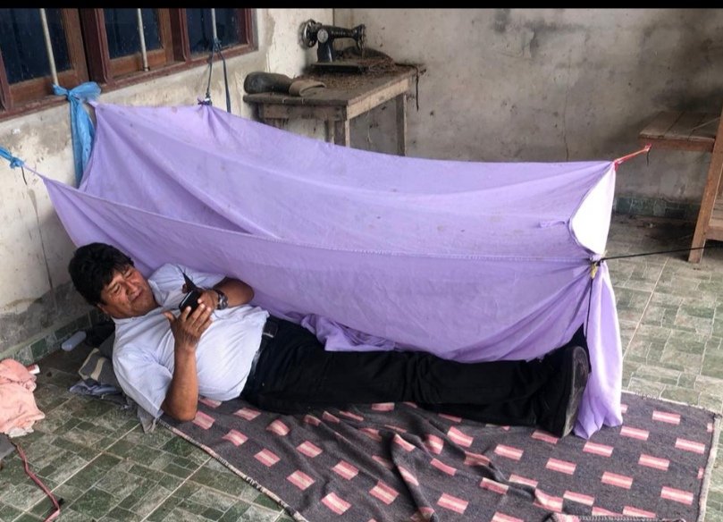 Evo Morales publica foto da primeira noite depois de deixar a presidência da Bolívia: deitado no chão, numa tenda improvisada