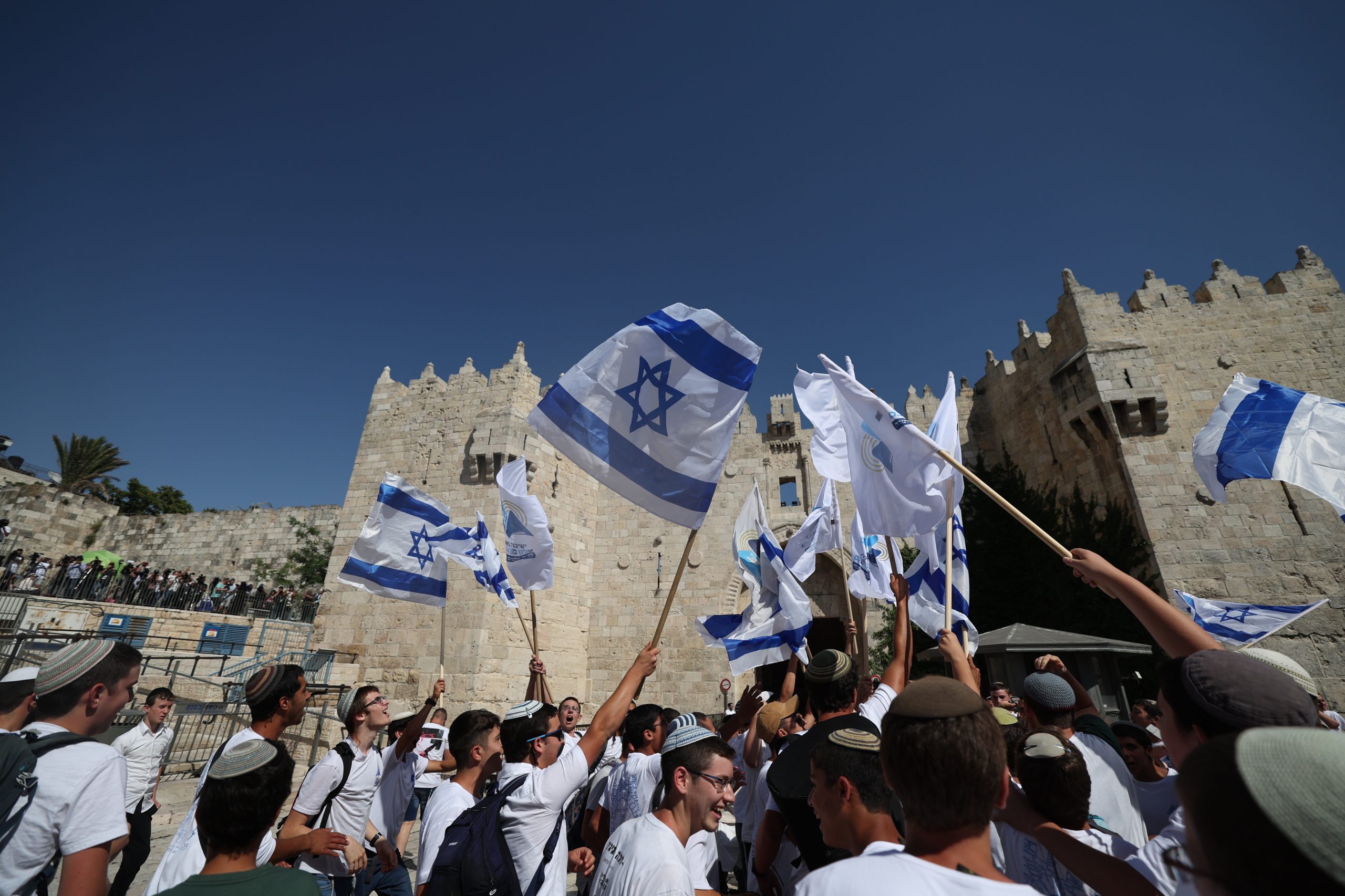 Nacionalistas israelitas marcham em Jerusalém gritando “morte aos árabes”