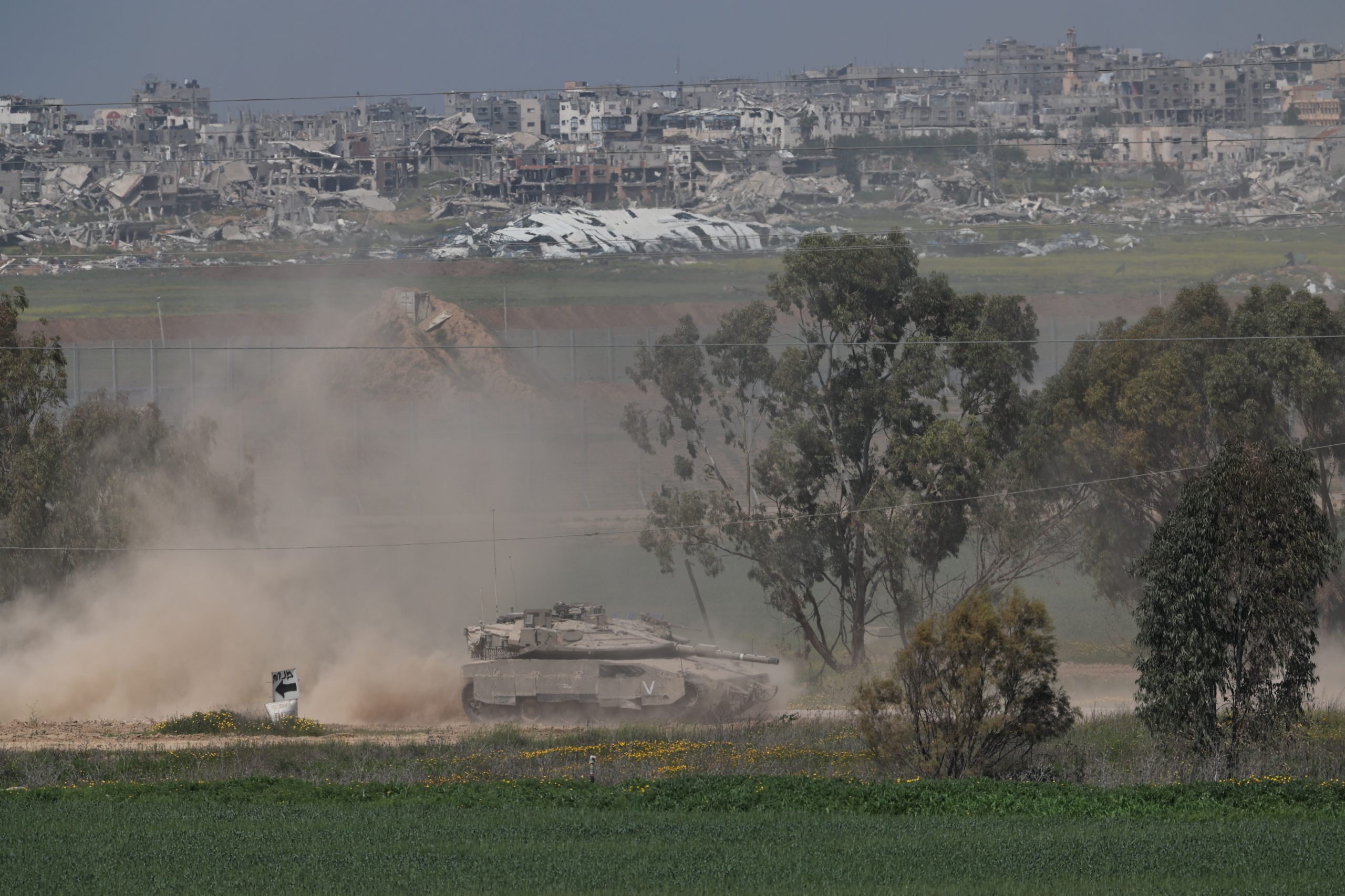 Israel ataca alvos do Hezbollah no sul do Líbano