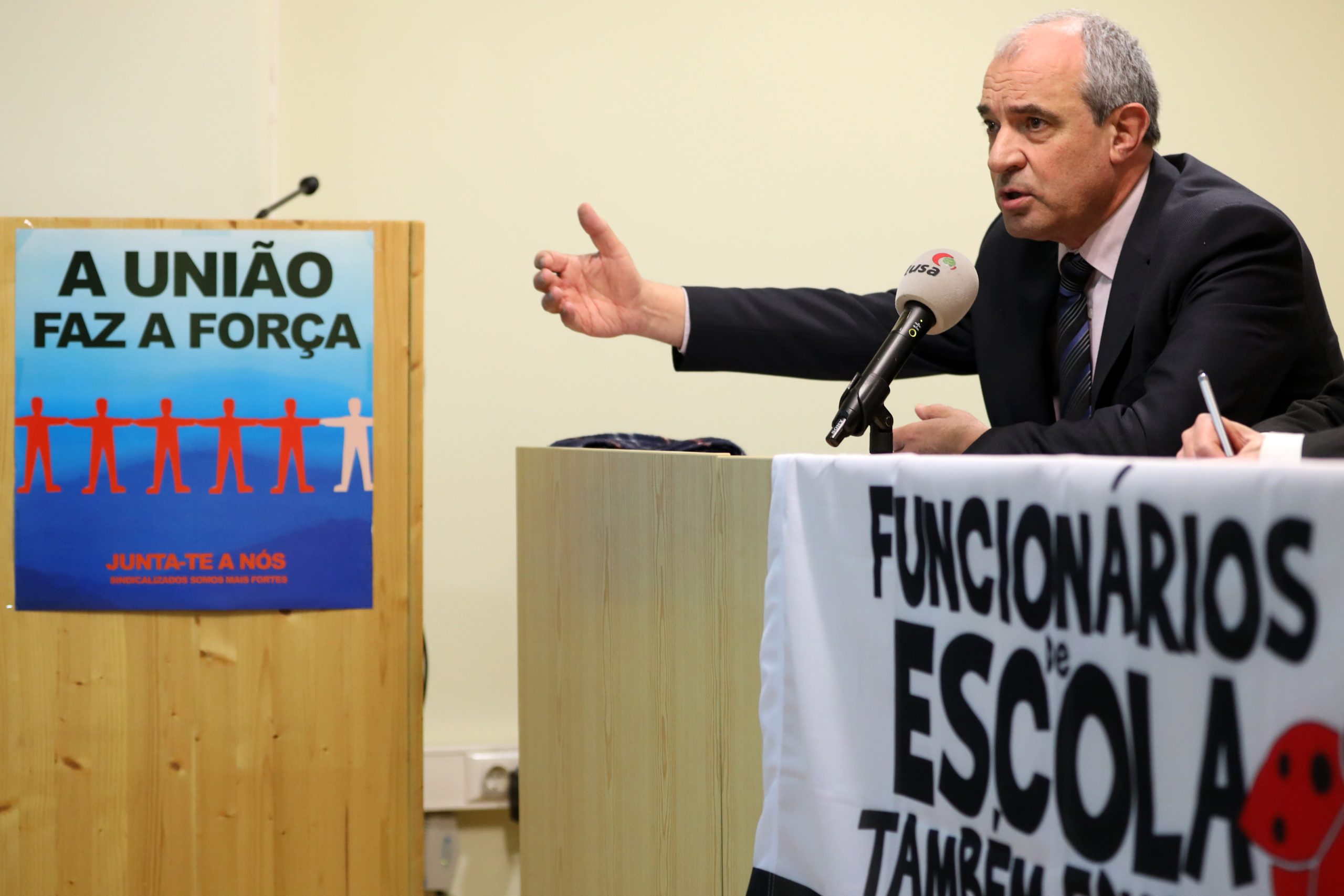 Sindicato defende que as escolas precisam no mínimo de mais 2.000 funcionários
