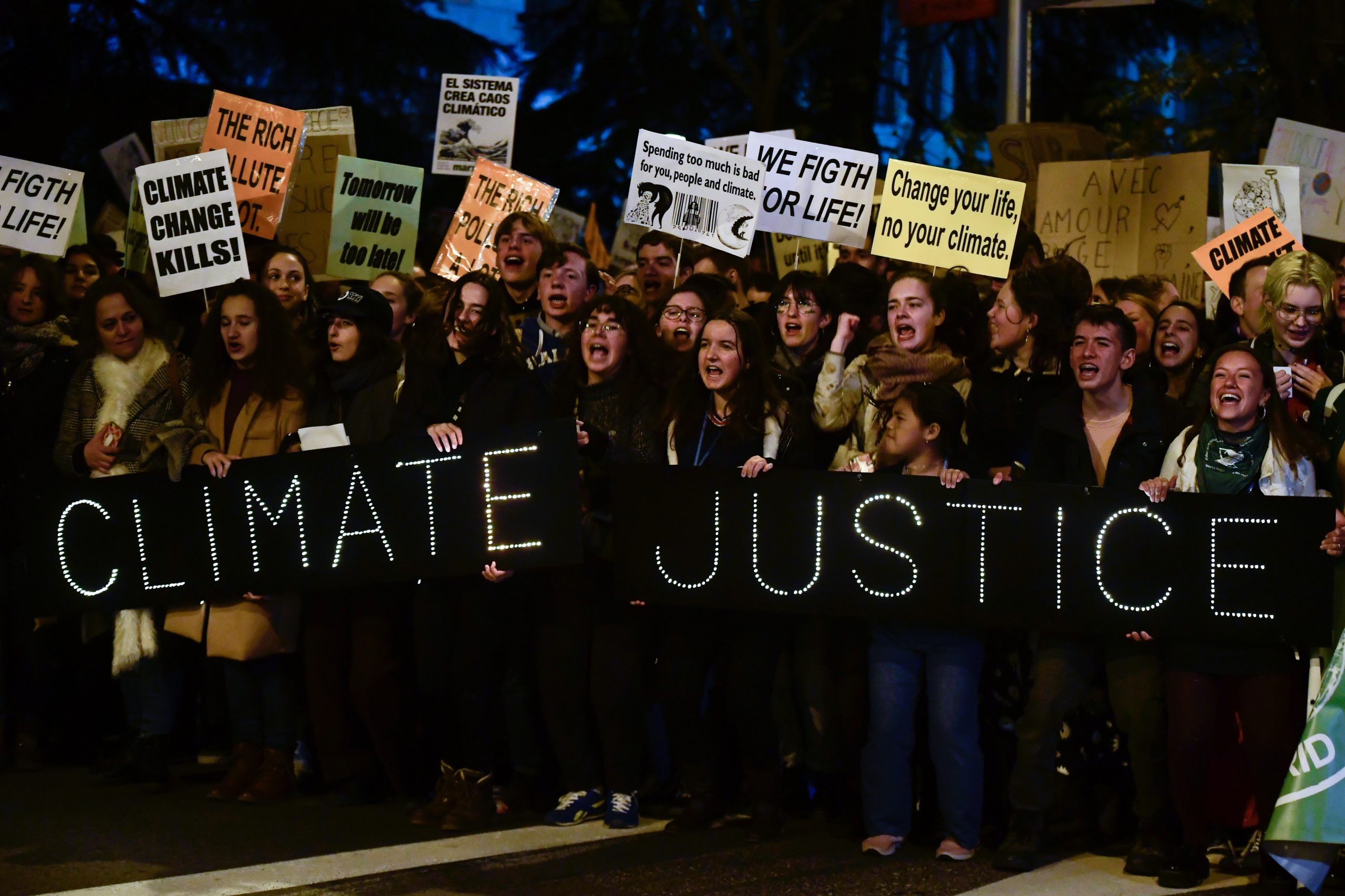 COP25: Milhares em Madrid na Marcha pelo Clima encabeçada por Greta Thunberg