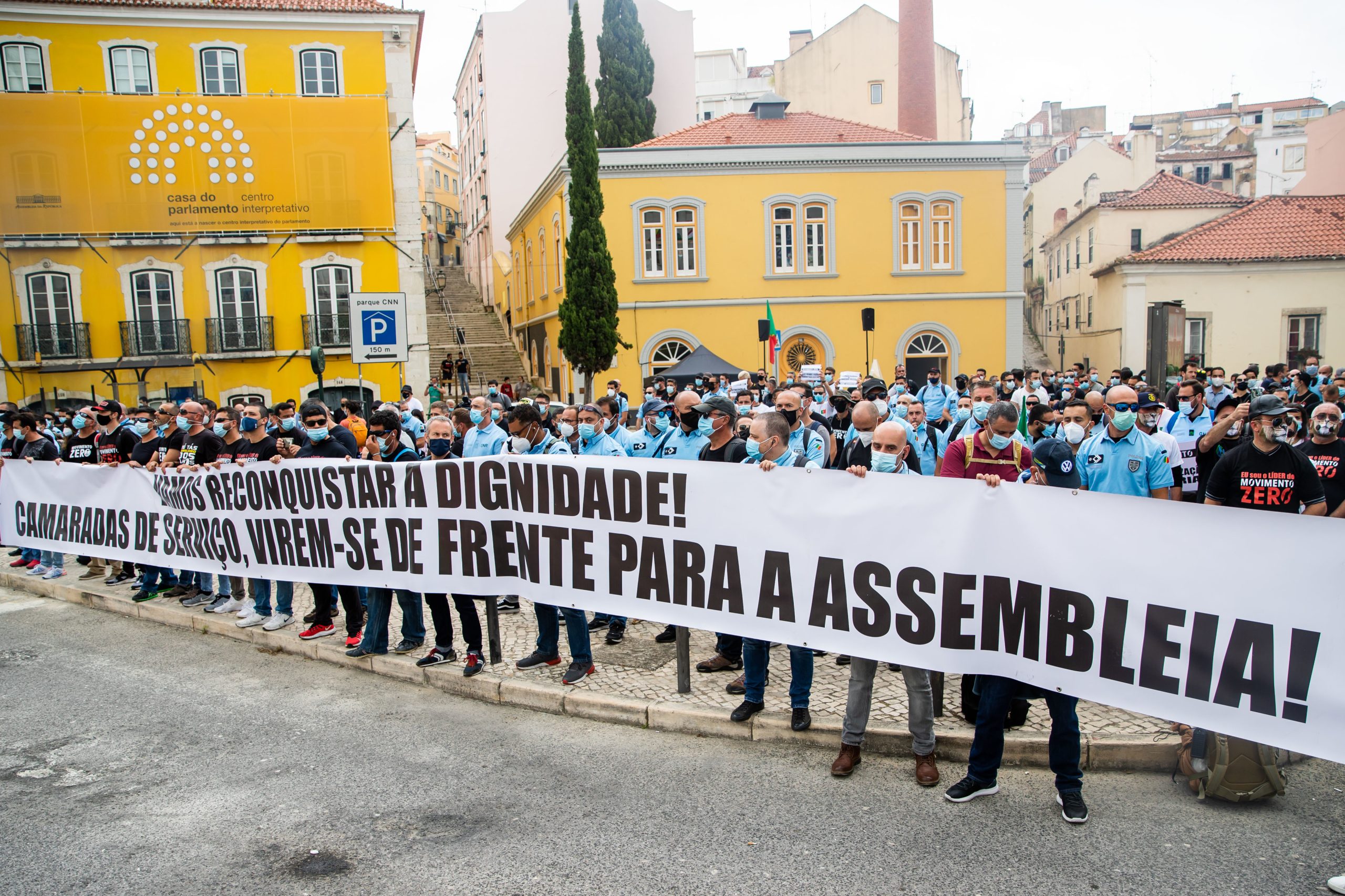 Manifestação do Movimento Zero terminou onde começou: em frente à Assembleia da República