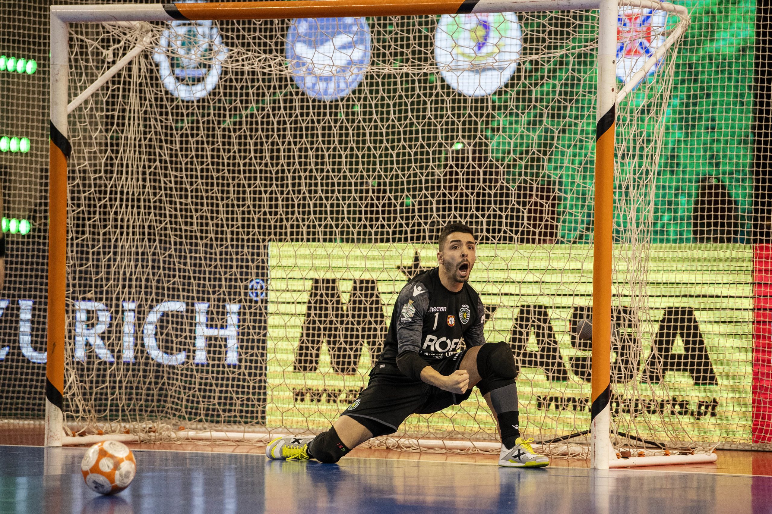 Guarda-redes Gonçalo Portugal renova pelo futsal do Sporting