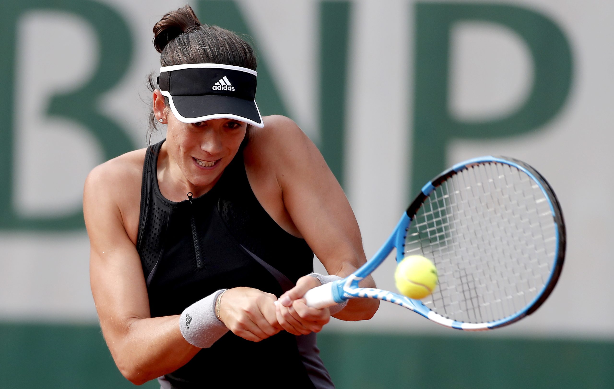 Muguruza nos ‘quartos’ de Roland Garros face ao abandono de Tsurenko