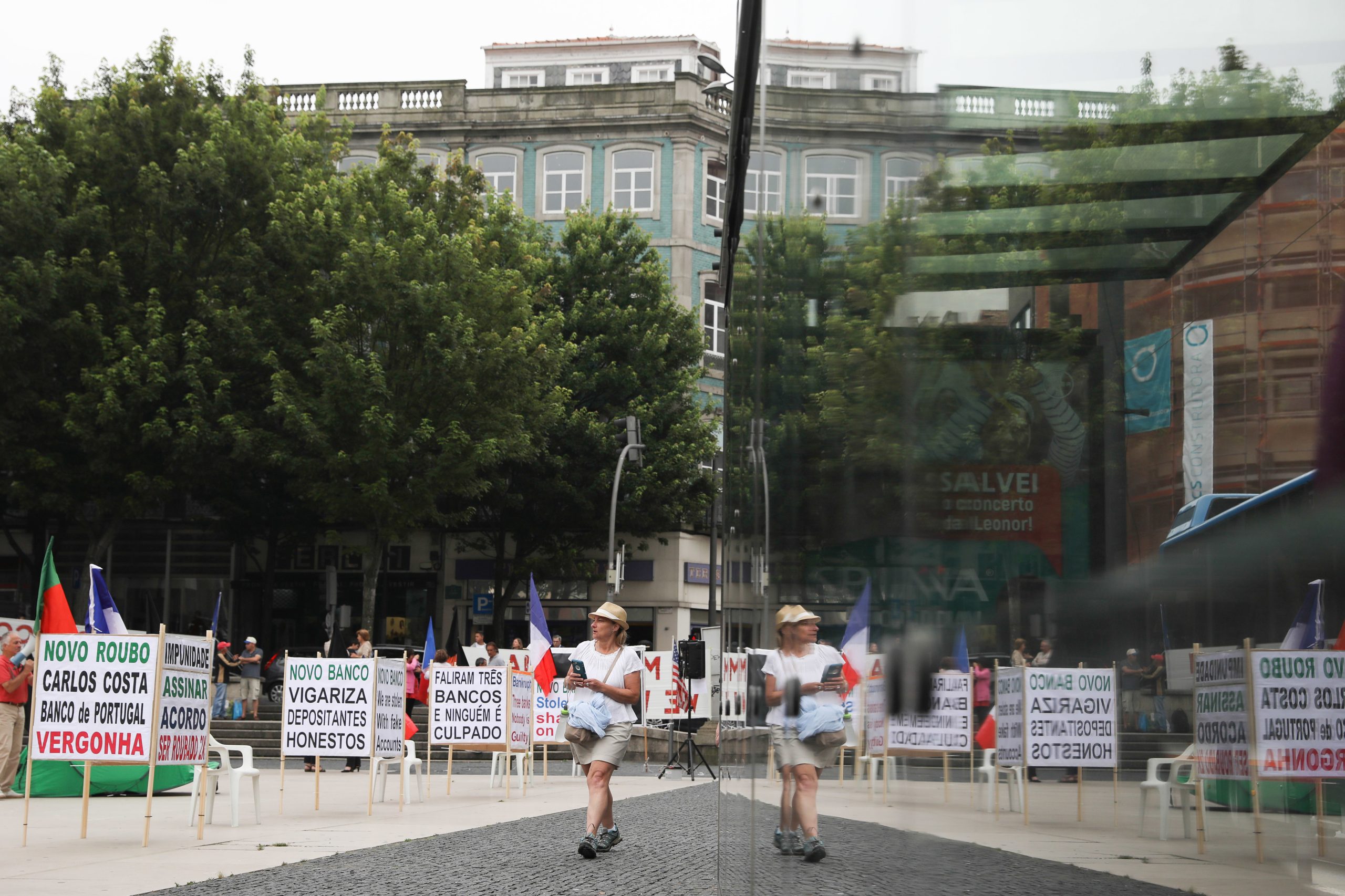 Lesados do BES aproveitam vinda de Obama ao Porto para denunciar “vigarice”
