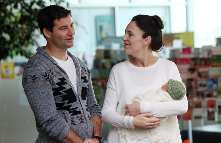 Líder de um país e mãe. Jacinda Ardern, primeira-ministra neozelandesa, retoma funções em breve