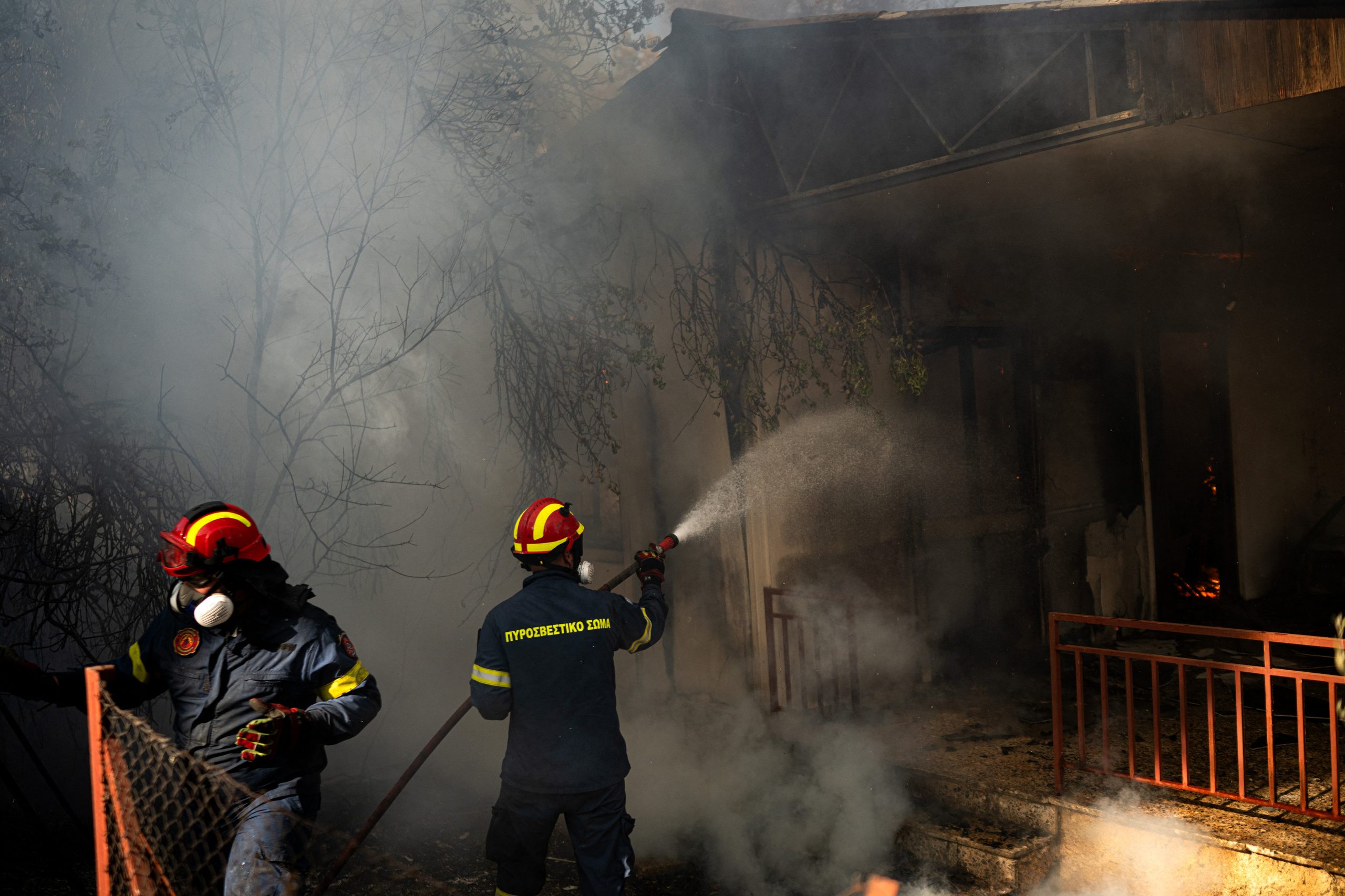 Incêndios na ilha de Creta obrigam à saída de cerca de cinco mil pessoas