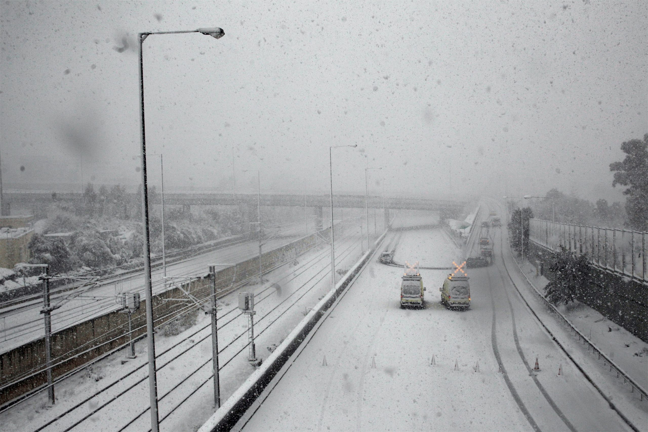 Tempestade de neve afeta voos em Istambul e retém centenas de condutores em Atenas
