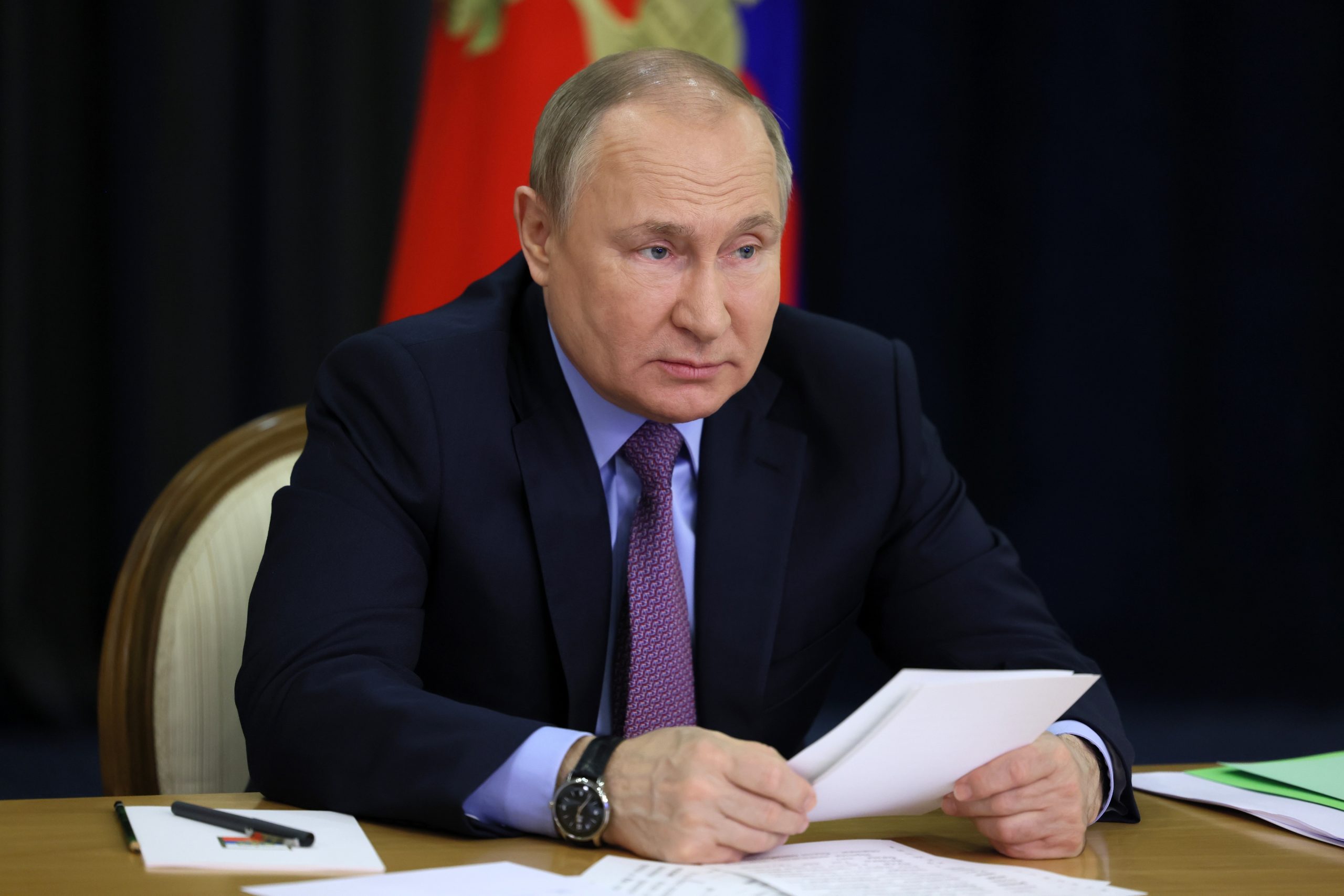 Detido japonês por pregar em santuários bonecos de palha ‘vudu’ a pedir morte de Putin