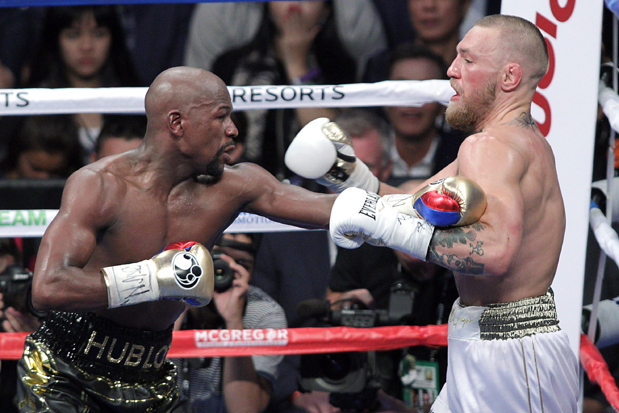 A noite em que ninguém perdeu: McGregor queria ir até ao tapete mas caiu de pé, Mayweather fez o que melhor sabe fazer