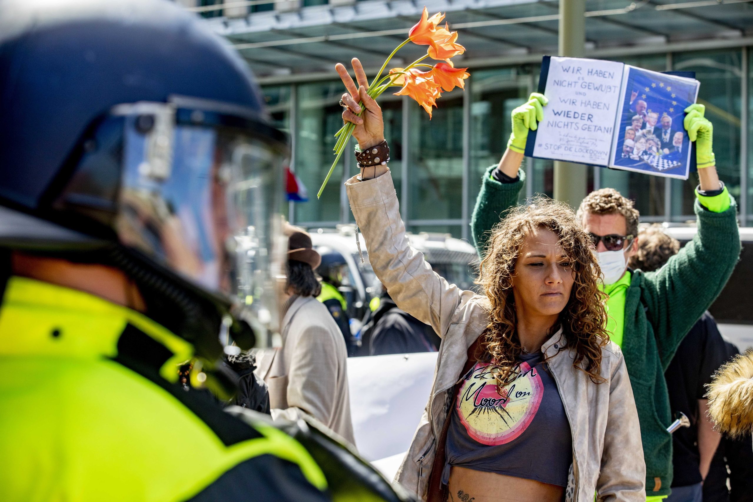 Dezenas de detidos nos Países Baixos em protesto contra o confinamento